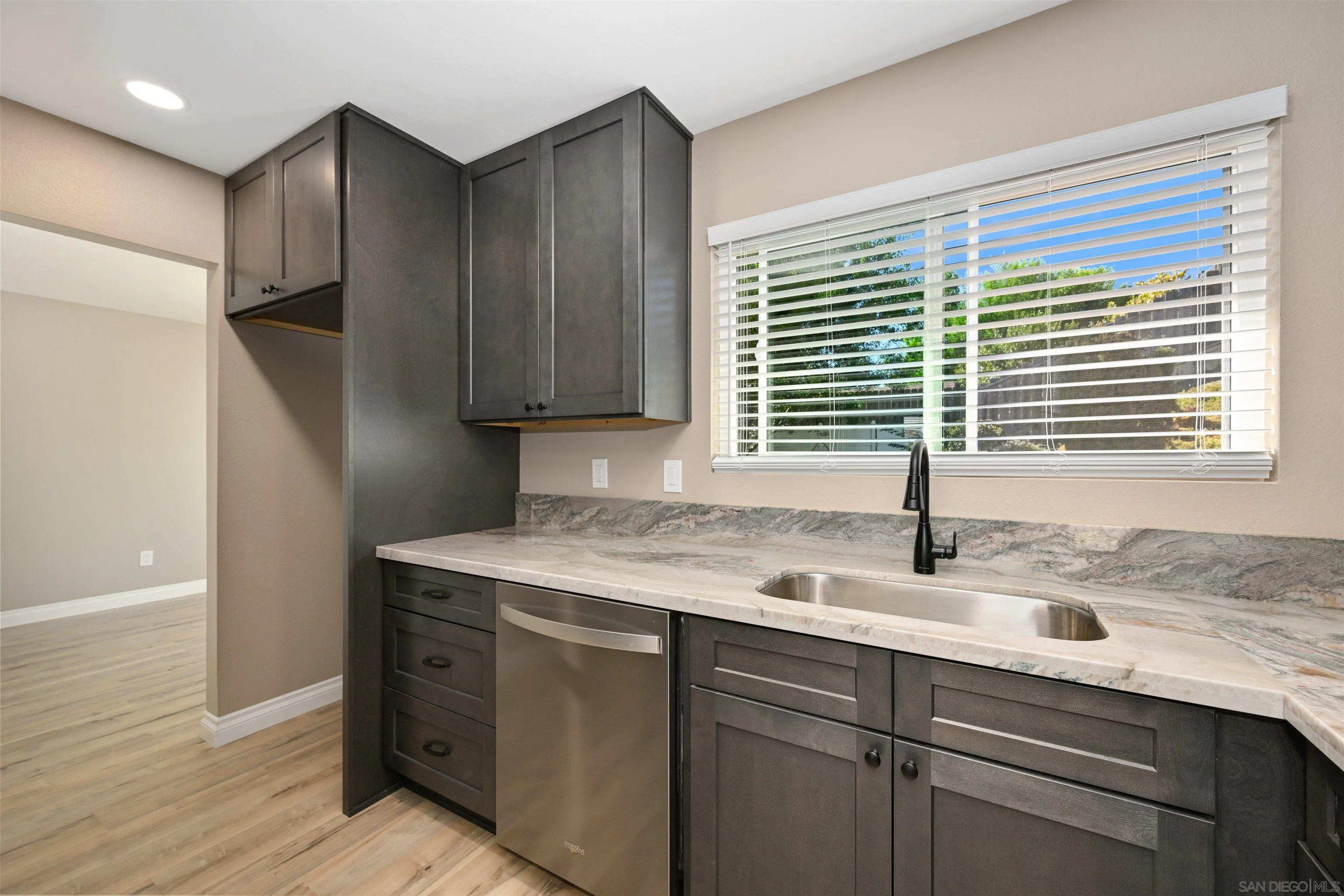 Photo #5: 250042026 Listing 