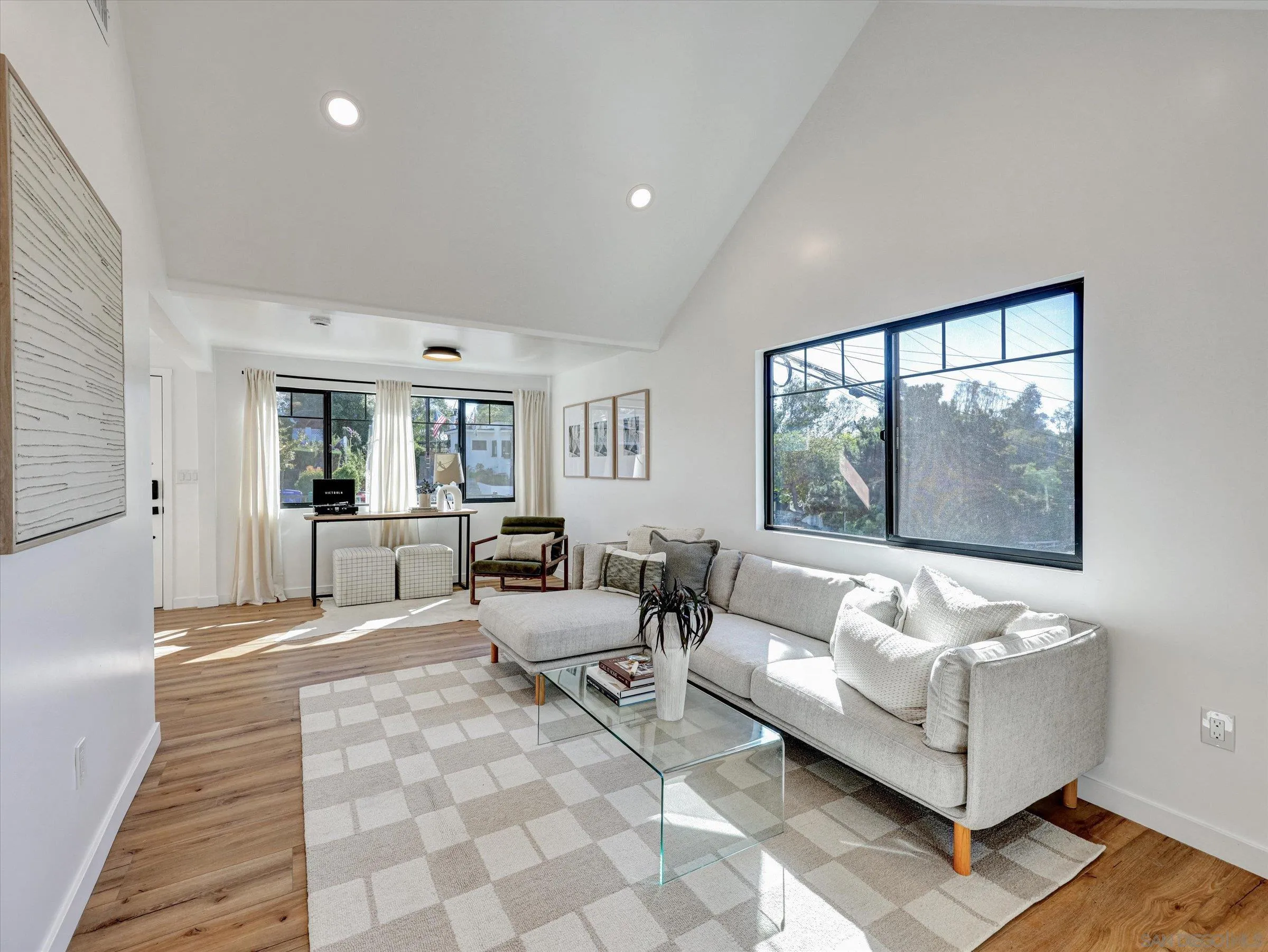 https://cdn.realtyfeed.com/cdn/127/250042039/2041ea9e2c97cdc937eb54d64355fd01.webp