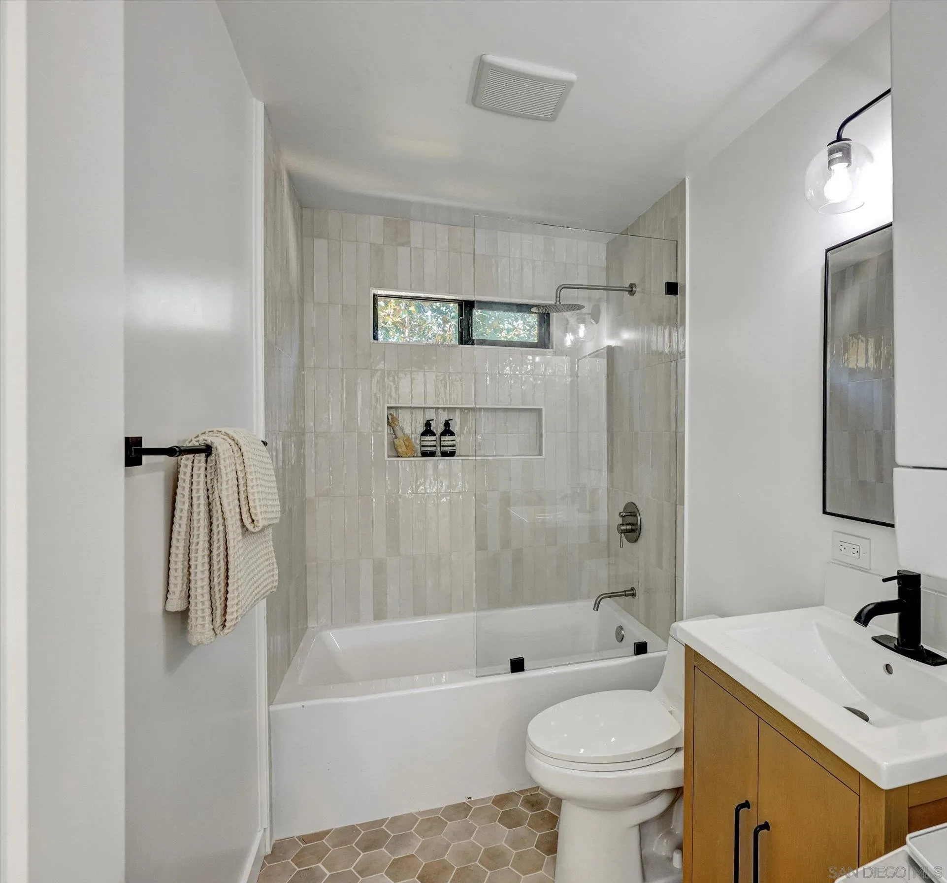 https://cdn.realtyfeed.com/cdn/127/250042039/828a3797d8b825672f800f5c097a0b07.webp