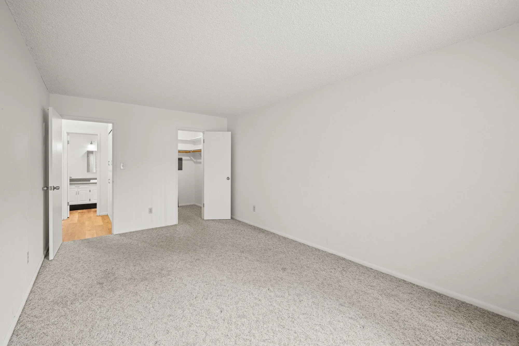 https://cdn.realtyfeed.com/cdn/127/250042055/1040537dc6e989b36e2a6526b686ec01.webp