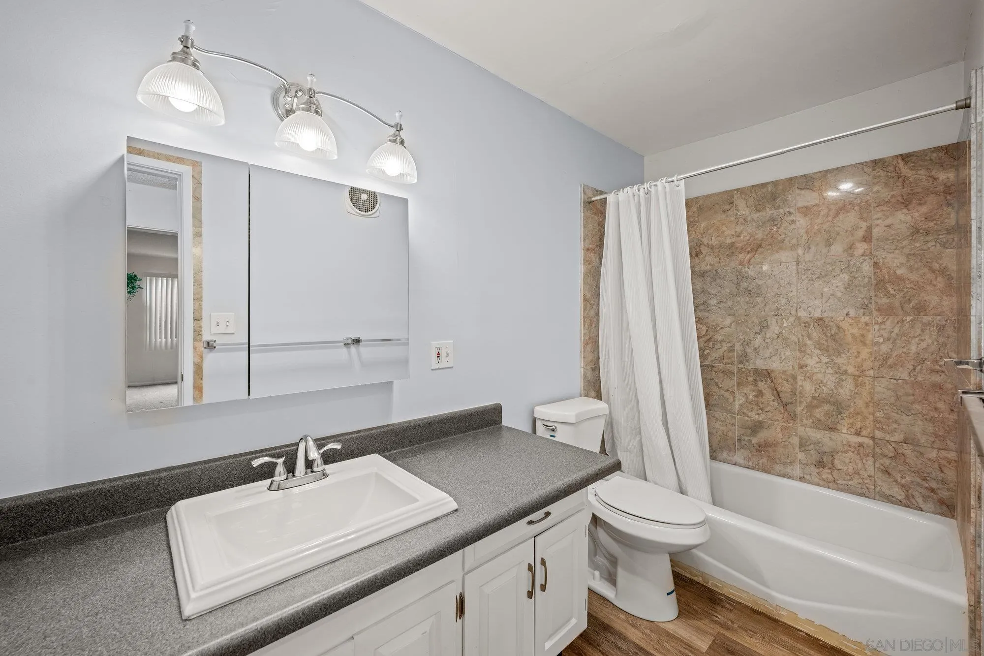 https://cdn.realtyfeed.com/cdn/127/250042055/98dfe9e7ad0fce4a6a690f11778cc1c6.webp