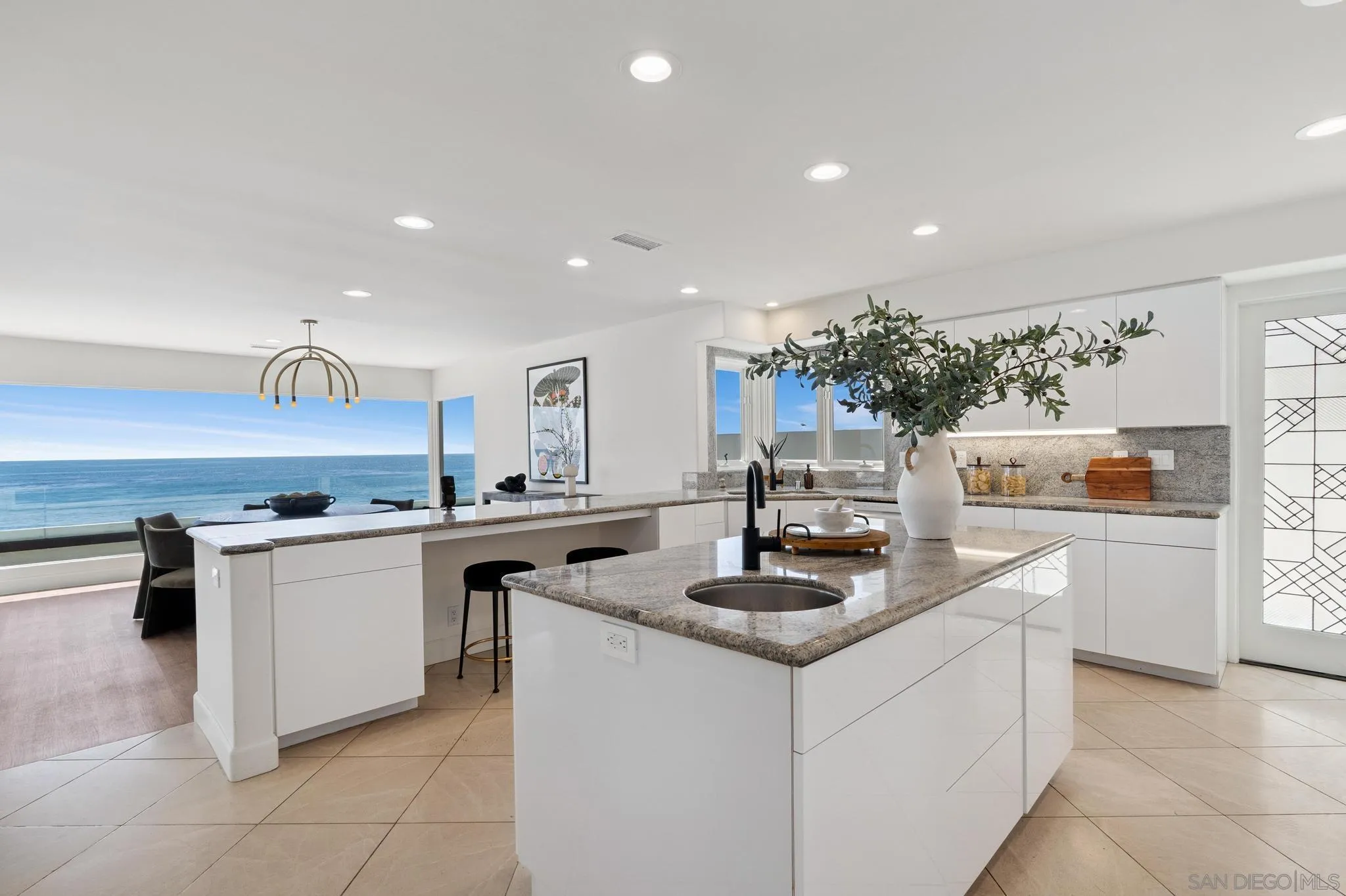 https://cdn.realtyfeed.com/cdn/127/250042060/18b5653716a94d1d5b3679b61789e2eb.webp