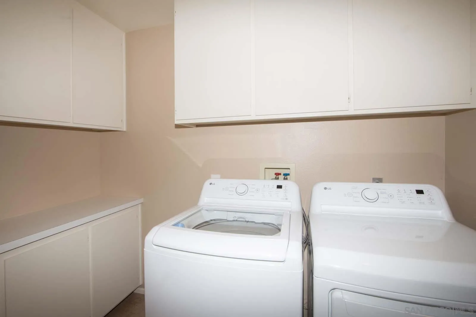 https://cdn.realtyfeed.com/cdn/127/250042072/adf34504dc918fb3bb4cbedd08d9750b.webp