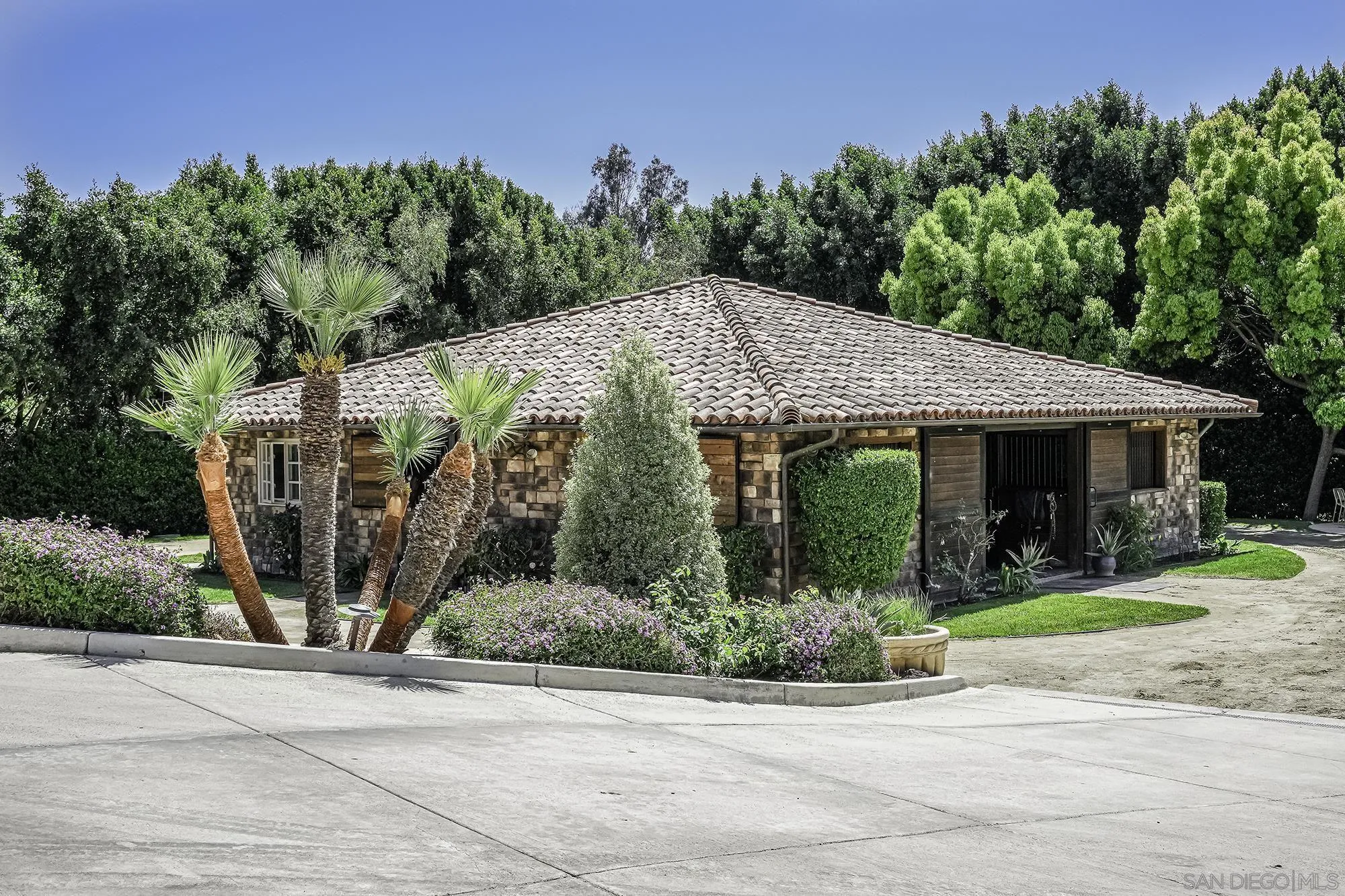 https://cdn.realtyfeed.com/cdn/127/250042105/15b879e4317d88ae045d420517f2635c.webp