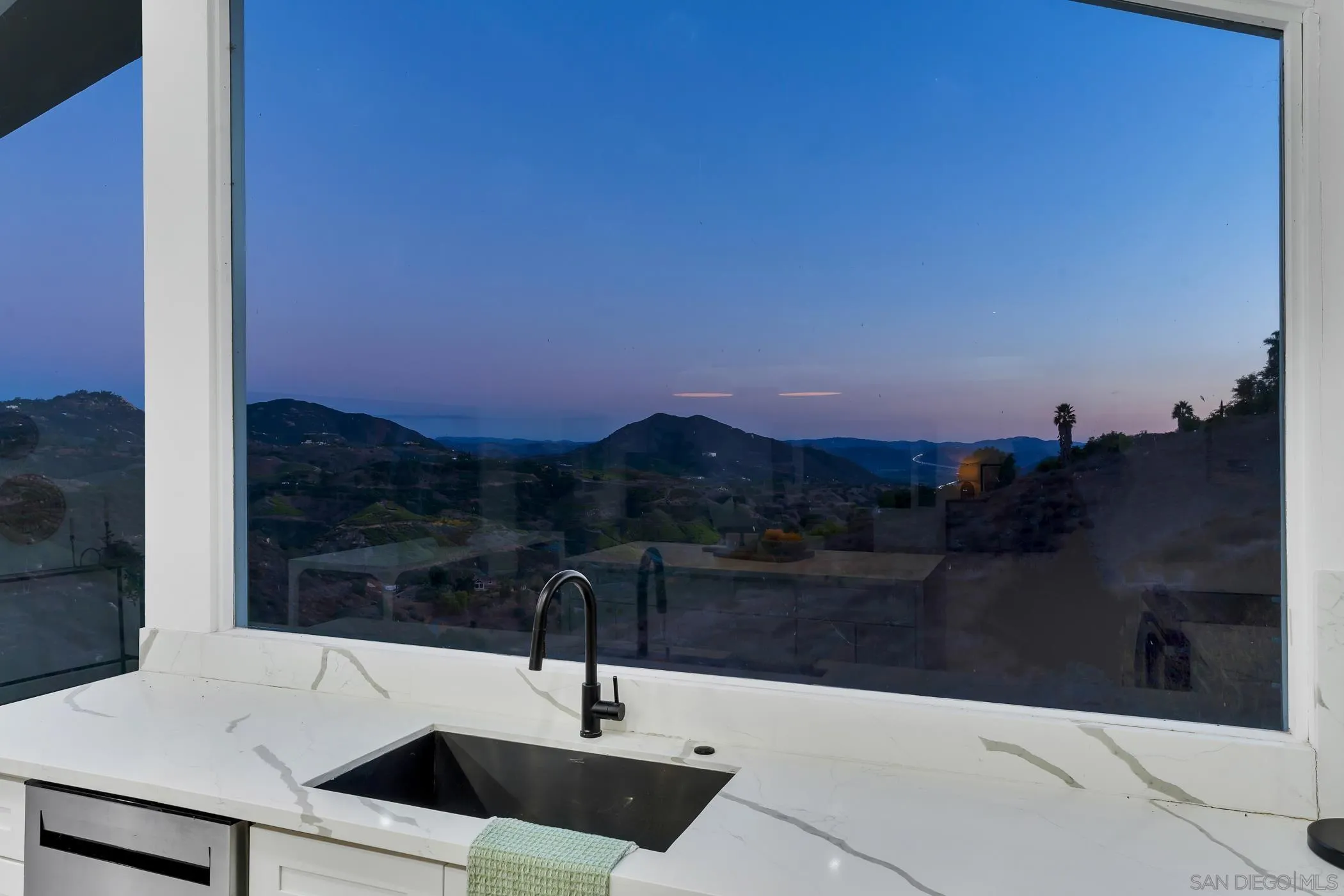 https://cdn.realtyfeed.com/cdn/127/250042107/19bea1f2e17d2e5c24e1f52ea132f8ea.webp