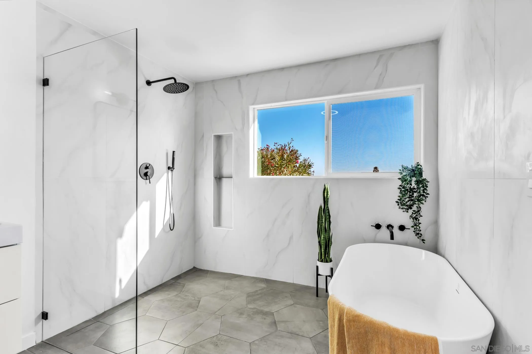 https://cdn.realtyfeed.com/cdn/127/250042107/382e0e849fa4e02b8288c28f0b623ee9.webp