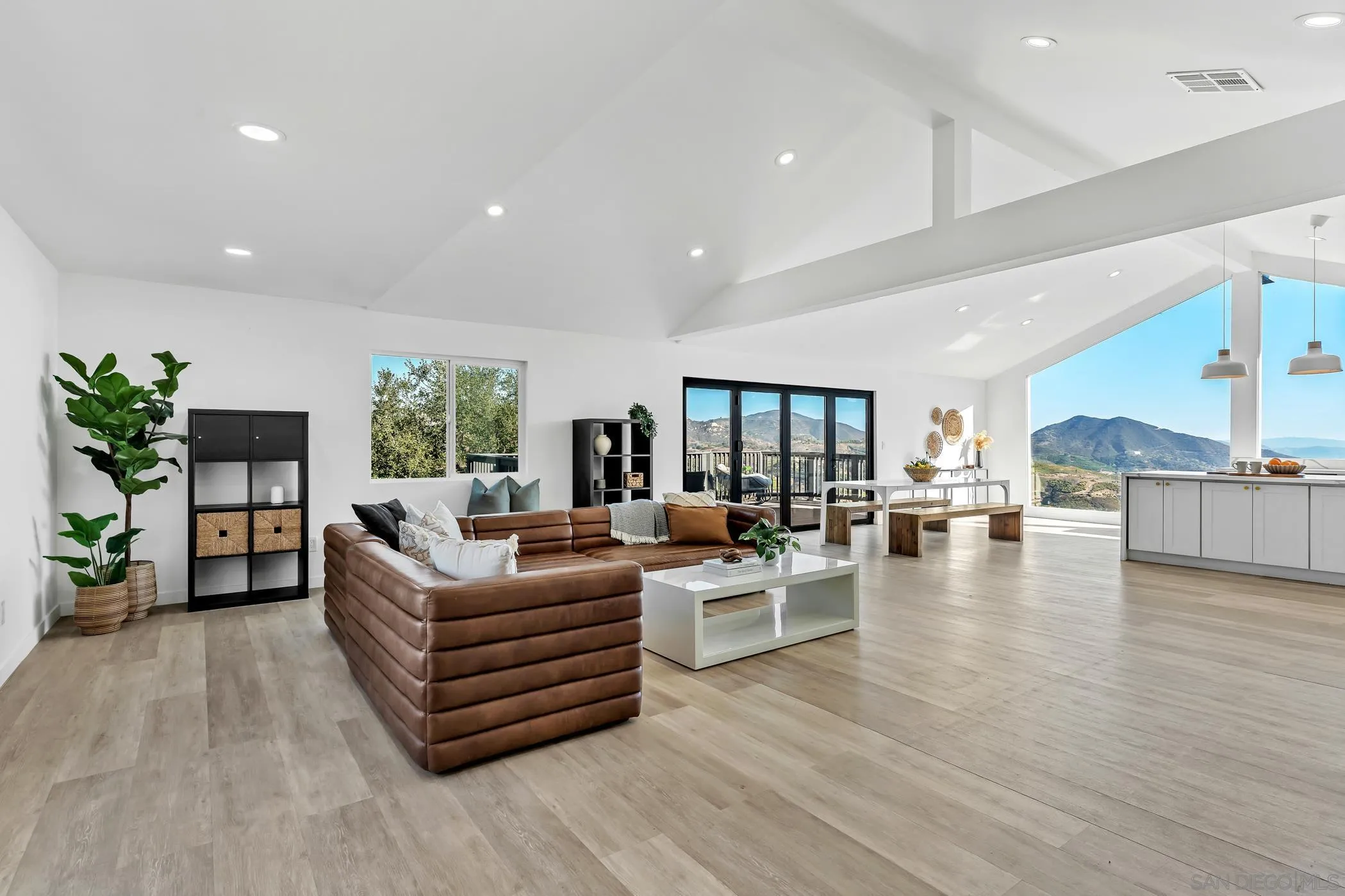 https://cdn.realtyfeed.com/cdn/127/250042107/53873b74761f4d1e1ae9e71eb6ef18df.webp