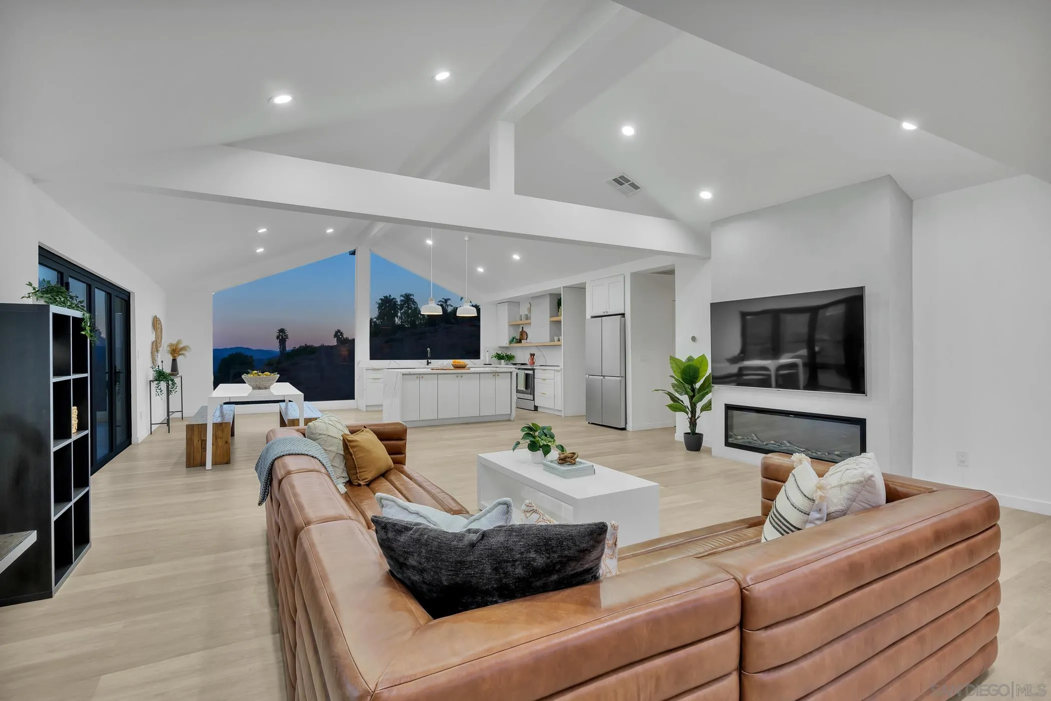 https://cdn.realtyfeed.com/cdn/127/250042107/8115b49aeb7c335df0af3c0c032db24c.webp