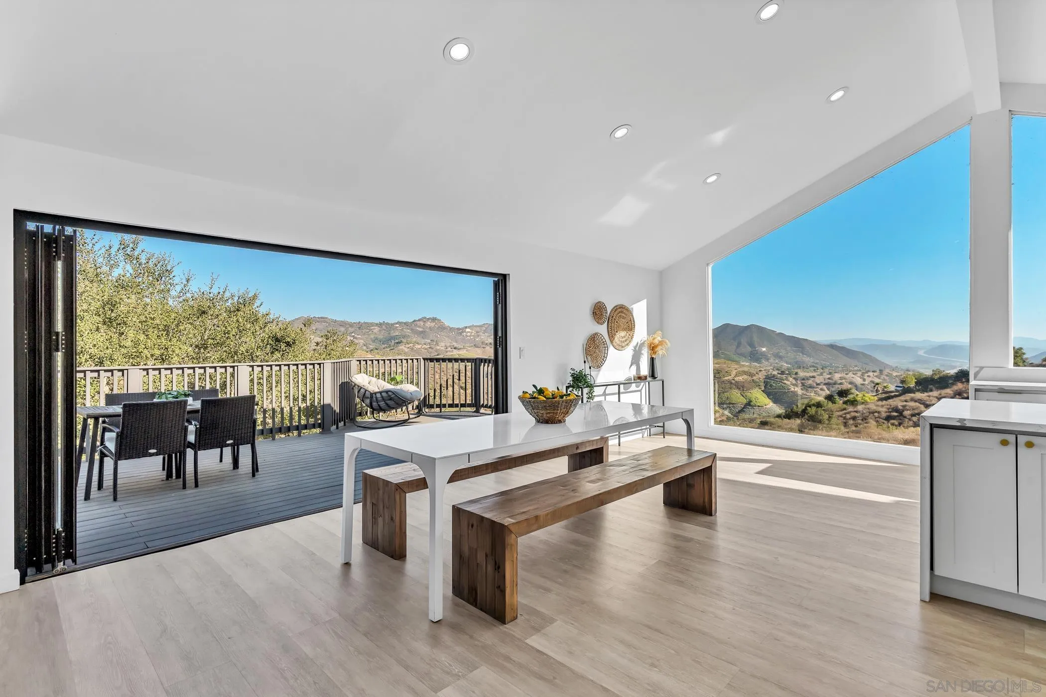 https://cdn.realtyfeed.com/cdn/127/250042107/857e2c97c739ba40908186d9a1a1519a.webp