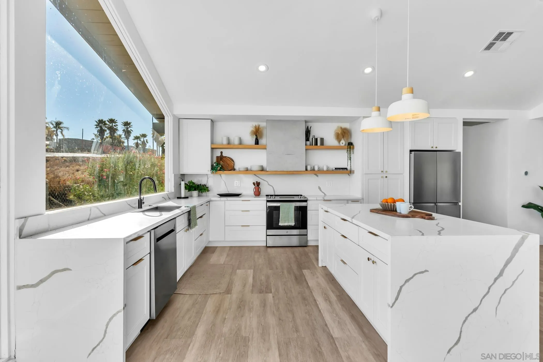 https://cdn.realtyfeed.com/cdn/127/250042107/865f2e994927daa799369a9d5bd90b64.webp