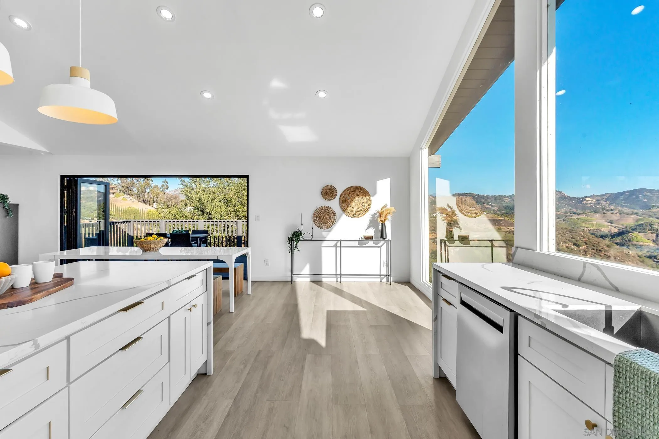 https://cdn.realtyfeed.com/cdn/127/250042107/8d8dd904b0ef44afc0a2e83c4d8a9c4f.webp