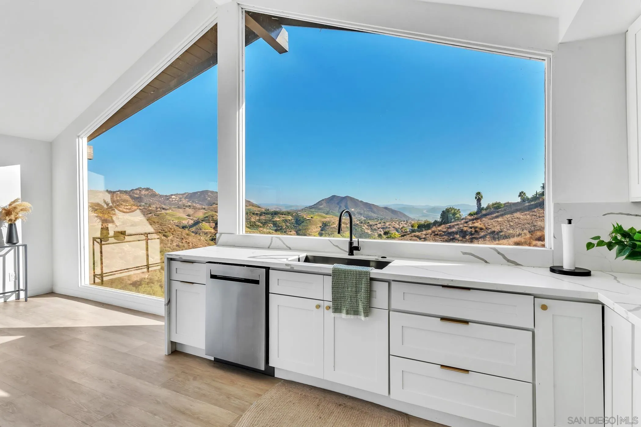 https://cdn.realtyfeed.com/cdn/127/250042107/adc3621e7ba62fbde58ee612b878cda8.webp