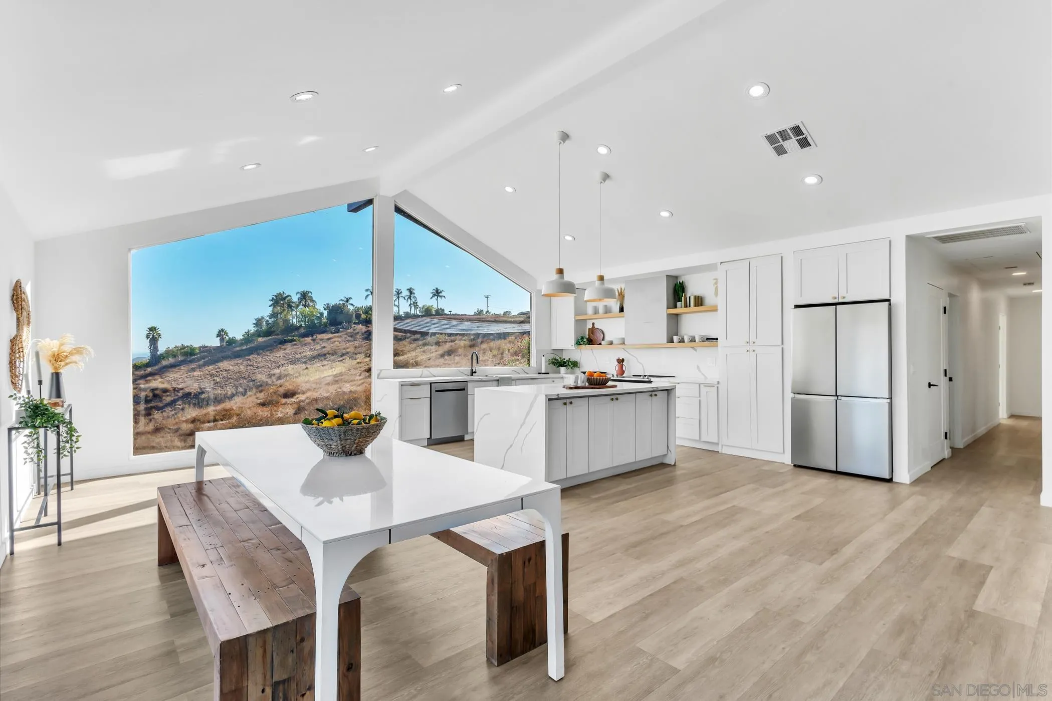 https://cdn.realtyfeed.com/cdn/127/250042107/f01d165c54774f16c8ac9528cd7479d4.webp