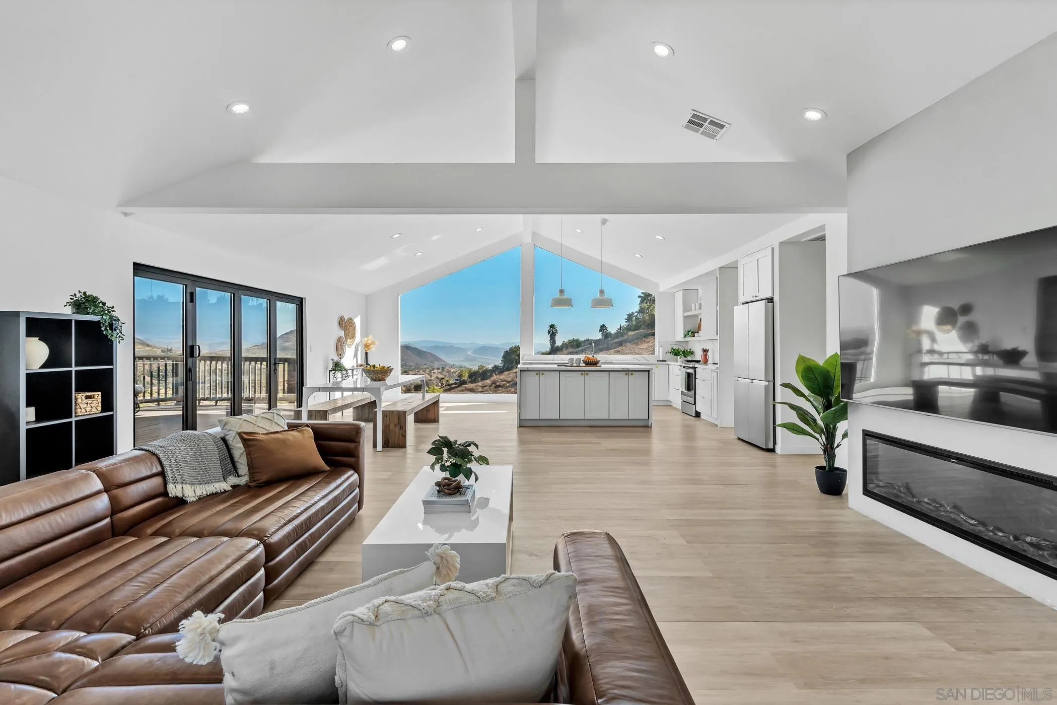 https://cdn.realtyfeed.com/cdn/127/250042107/f646dab5d1a4d5d6d4c847780e095653.webp