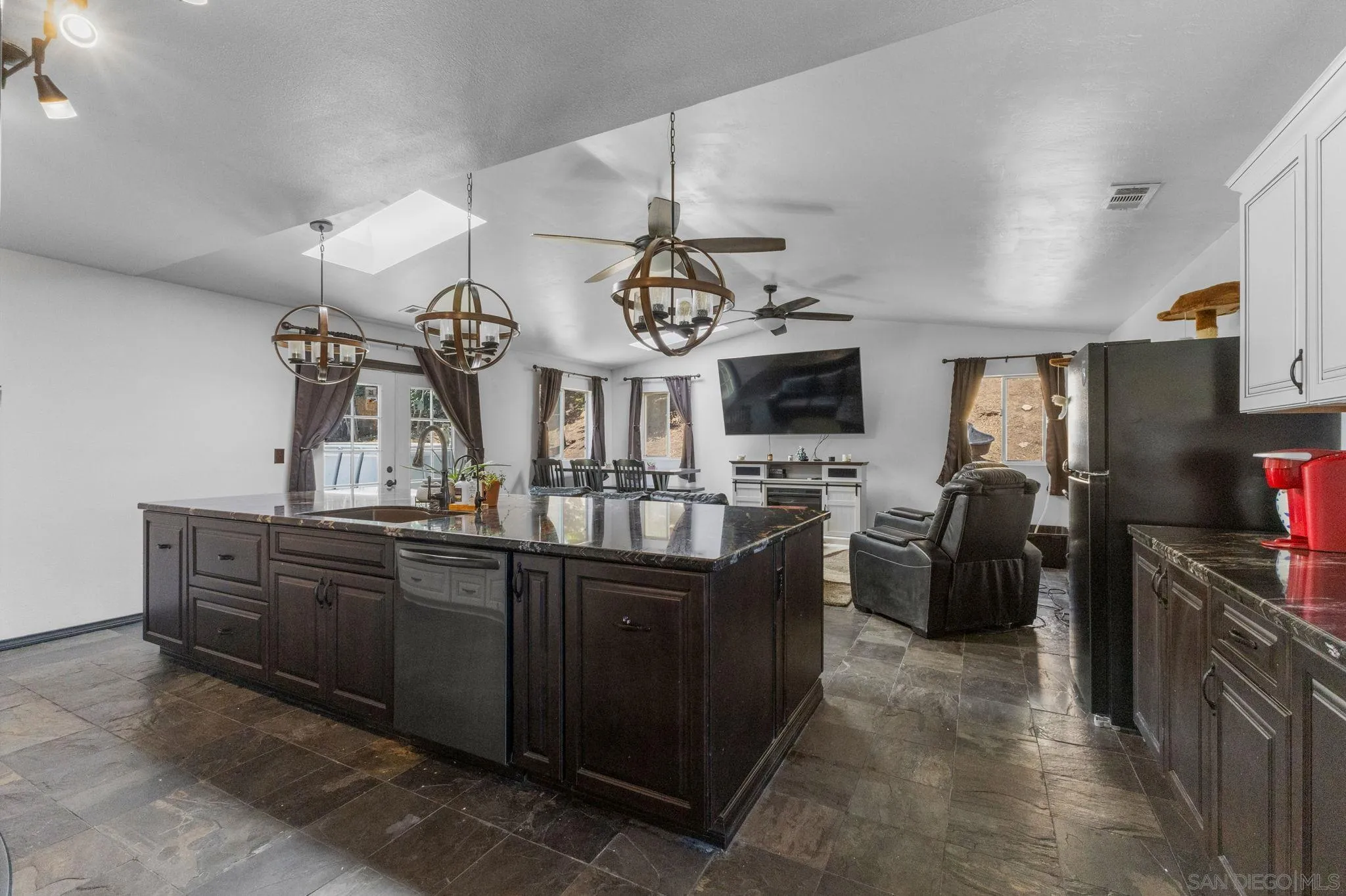 https://cdn.realtyfeed.com/cdn/127/250042150/bf22a976062ecfdf1ca516de1c8dbd5e.webp