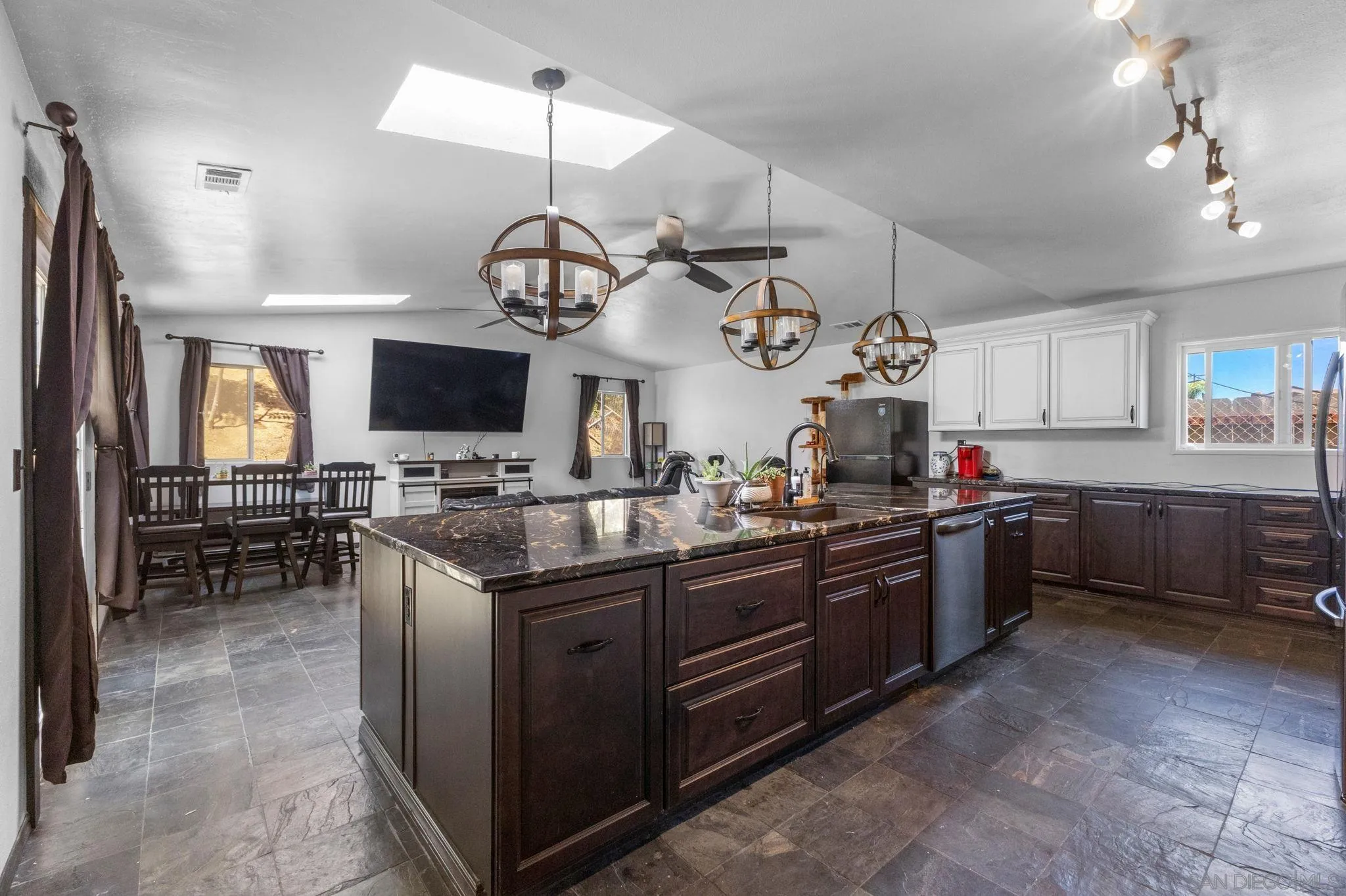 https://cdn.realtyfeed.com/cdn/127/250042150/cbc0b9d0fe0fd6fbc3002e3611836cfa.webp