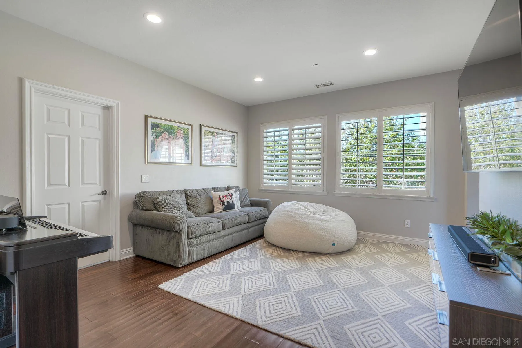 https://cdn.realtyfeed.com/cdn/127/250042178/38b8cfdba6a5f440f5f10053e9d9270e.webp