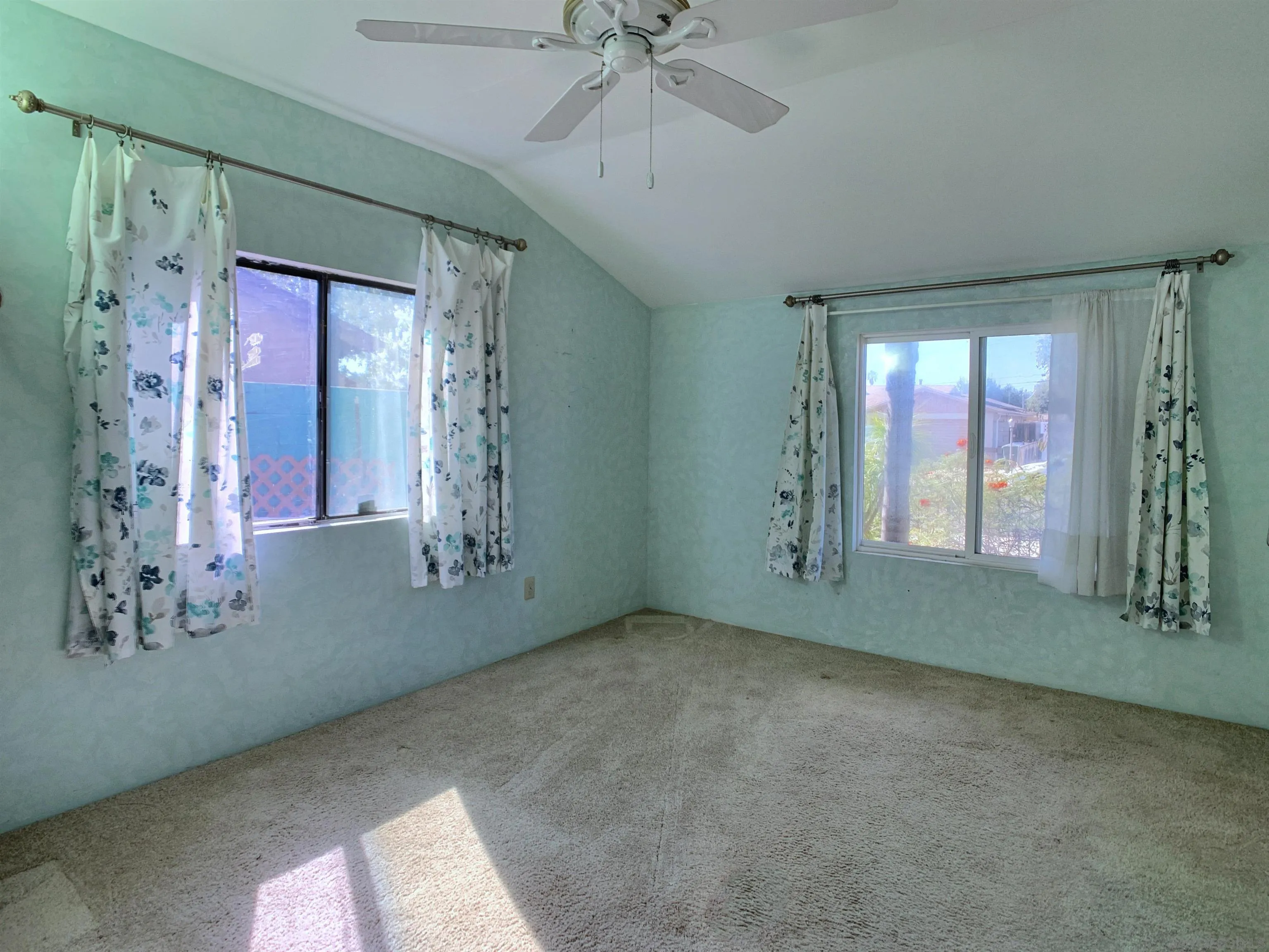 https://cdn.realtyfeed.com/cdn/127/250042186/27c08b968552488517752bc8de091382.webp