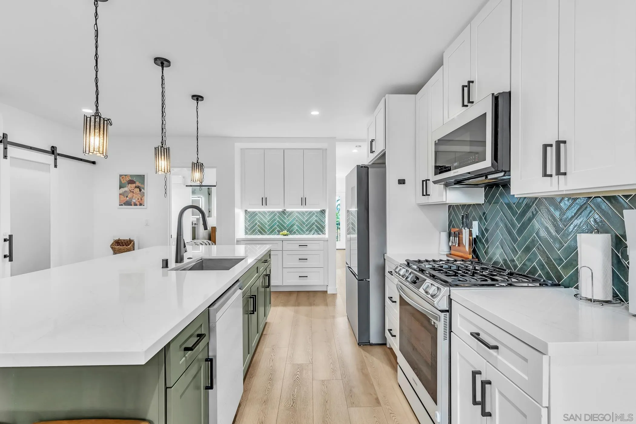 https://cdn.realtyfeed.com/cdn/127/250042187/fb86d53330a231278941238fcc0b4b3b.webp