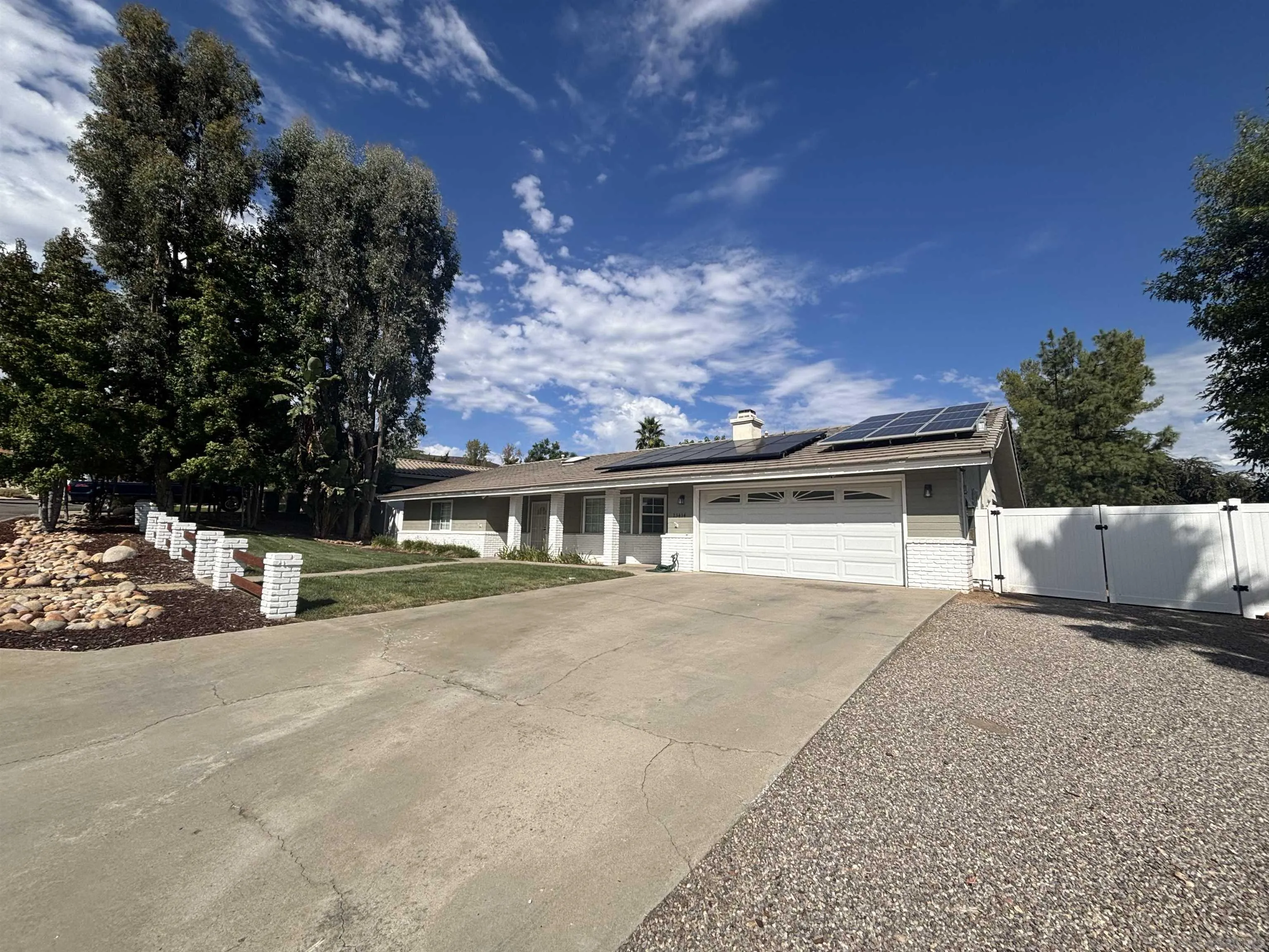https://cdn.realtyfeed.com/cdn/127/250042195/041ceb234c6e613a136c78ae1de958da.webp