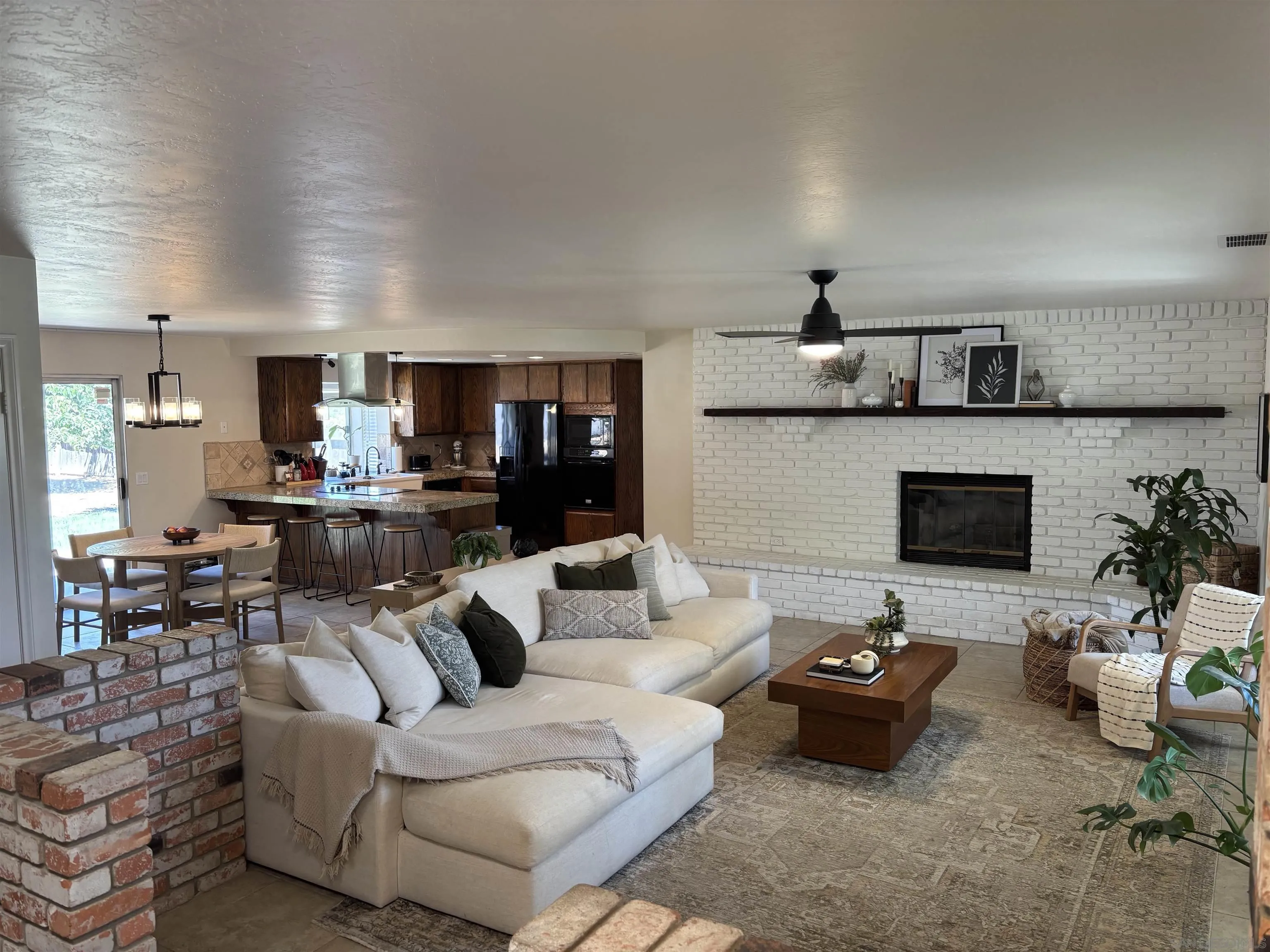 https://cdn.realtyfeed.com/cdn/127/250042195/1b163c3db2c7dcfed09d64a3b447997a.webp