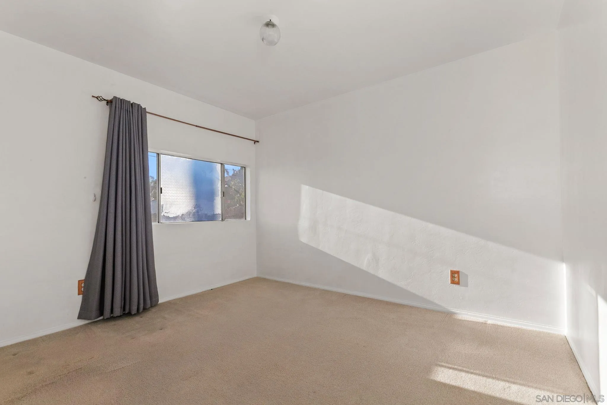 https://cdn.realtyfeed.com/cdn/127/250042203/1d82003276a943d4326e9867c7d39b15.webp