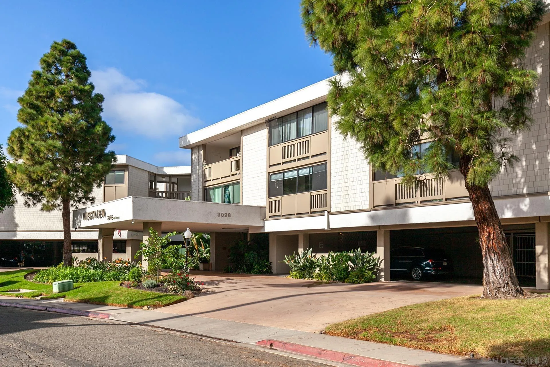 https://cdn.realtyfeed.com/cdn/127/250042208/fe1cfaa858bc7d1f501ebc807a89b5c5.webp