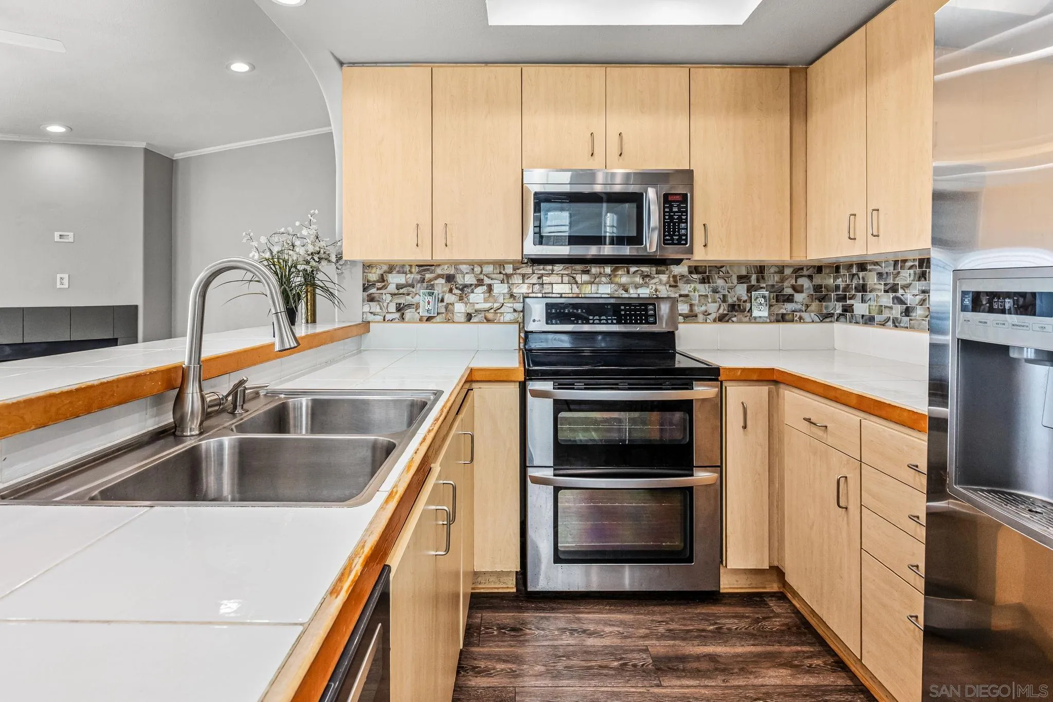 https://cdn.realtyfeed.com/cdn/127/250042229/2fd6b2b9f9134af3162ef7d022c29a6f.webp