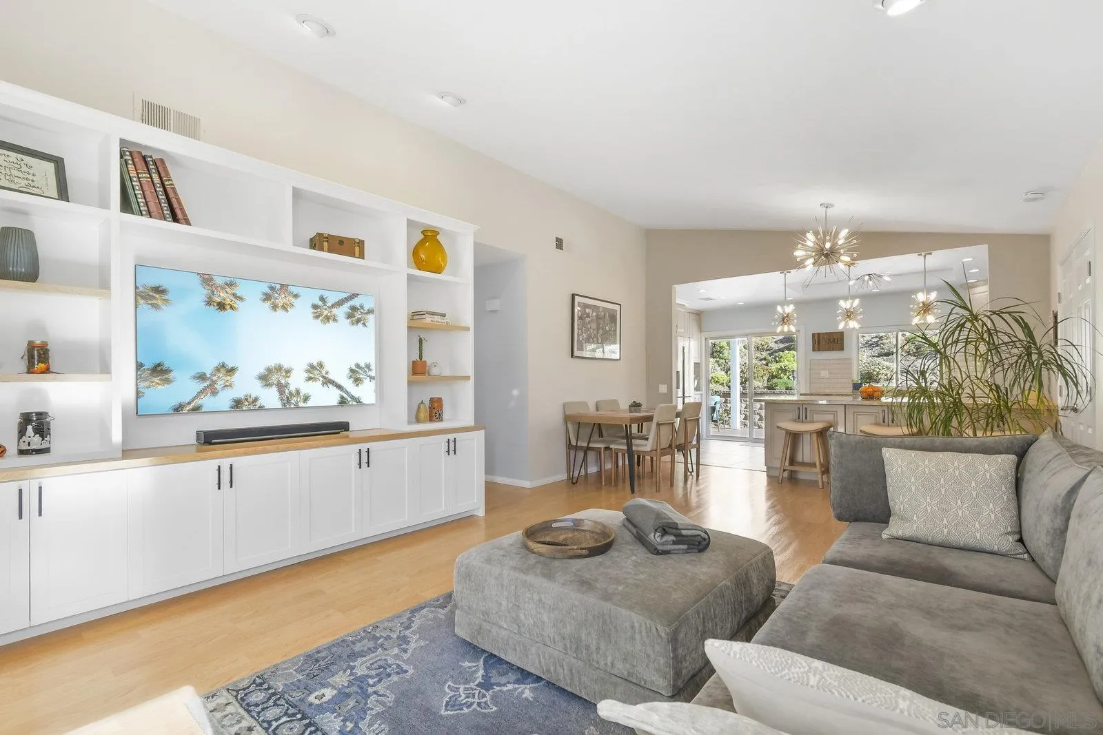 https://cdn.realtyfeed.com/cdn/127/250042250/252baf5fafdb09e98fe50bca4c68f103.webp