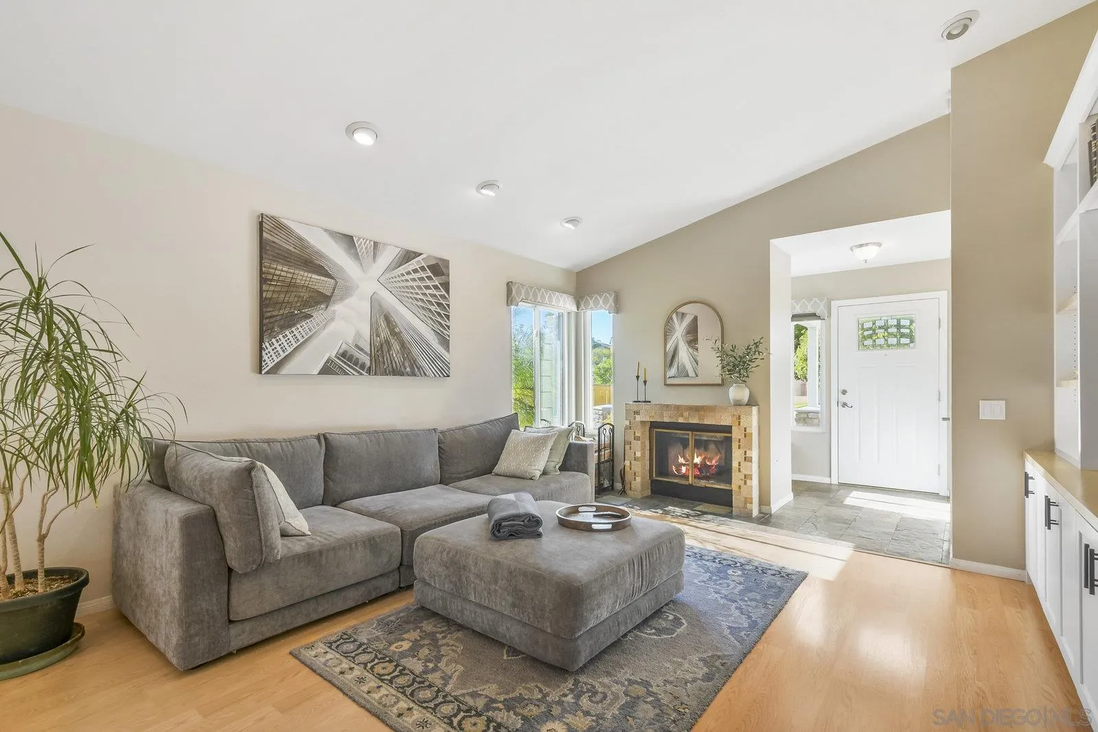 https://cdn.realtyfeed.com/cdn/127/250042250/bd2775e1f3331a432bd6b038bd12d5b9.webp