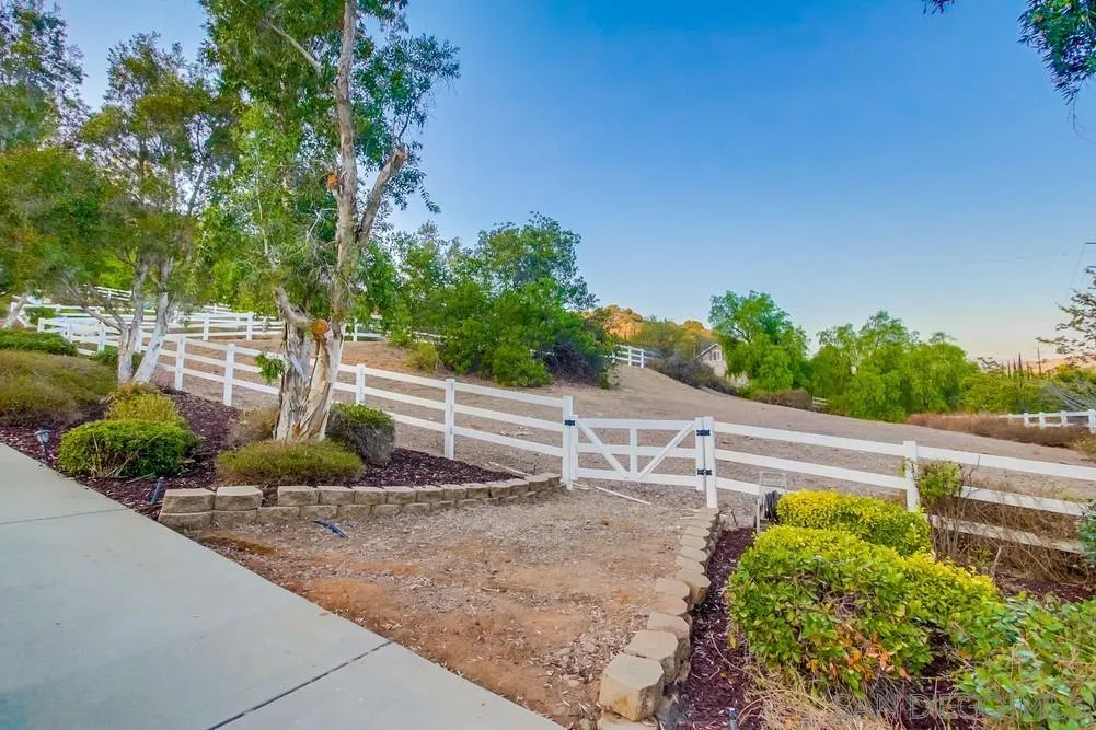 https://cdn.realtyfeed.com/cdn/127/250042253/292a131bbae6dea5f55ef03f7cd1eb59.webp