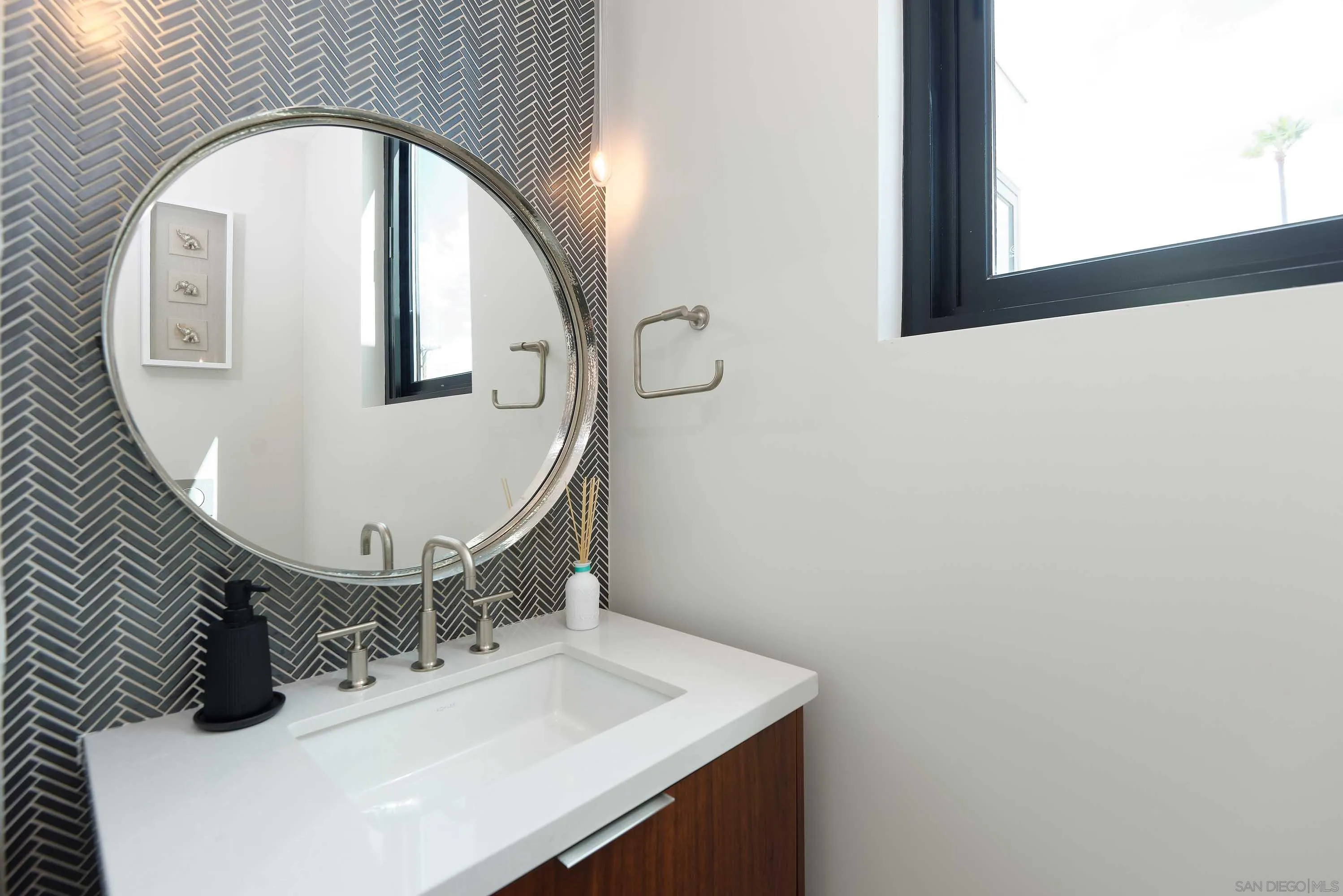 https://cdn.realtyfeed.com/cdn/127/250042266/1d0a04e1fe855aeeabd68a2316aa0920.webp