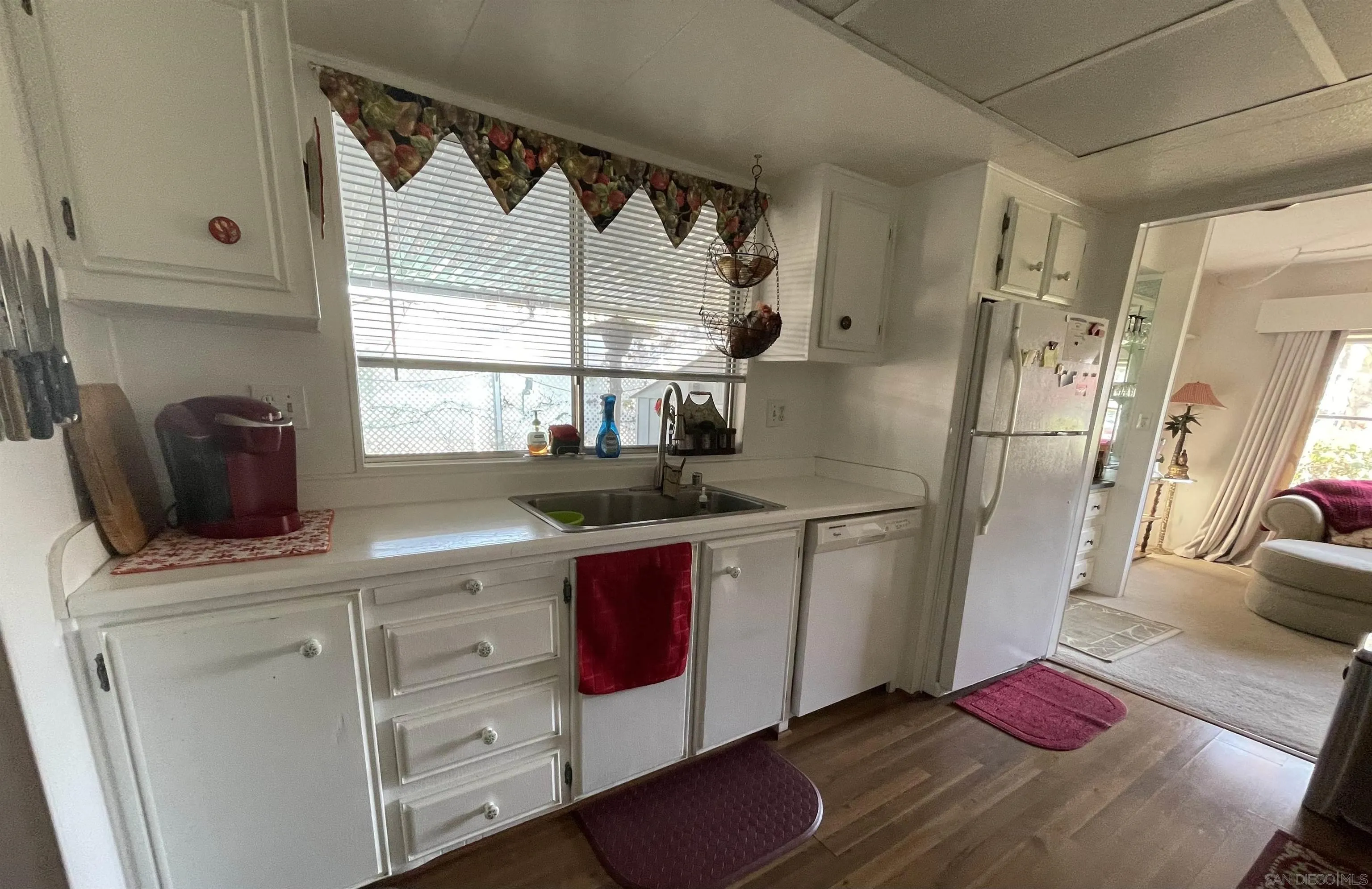 https://cdn.realtyfeed.com/cdn/127/250042286/c4de6e965e7bad01725ec8ba2fa4f95f.webp