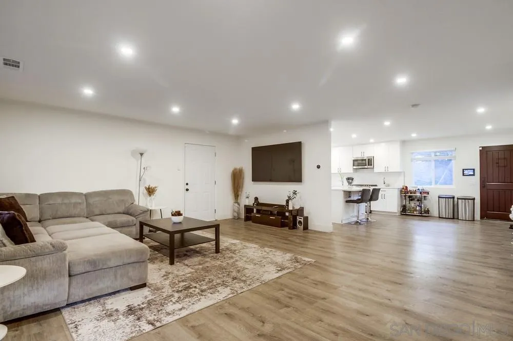https://cdn.realtyfeed.com/cdn/127/250042294/7405b8918a59702626125db761916085.webp