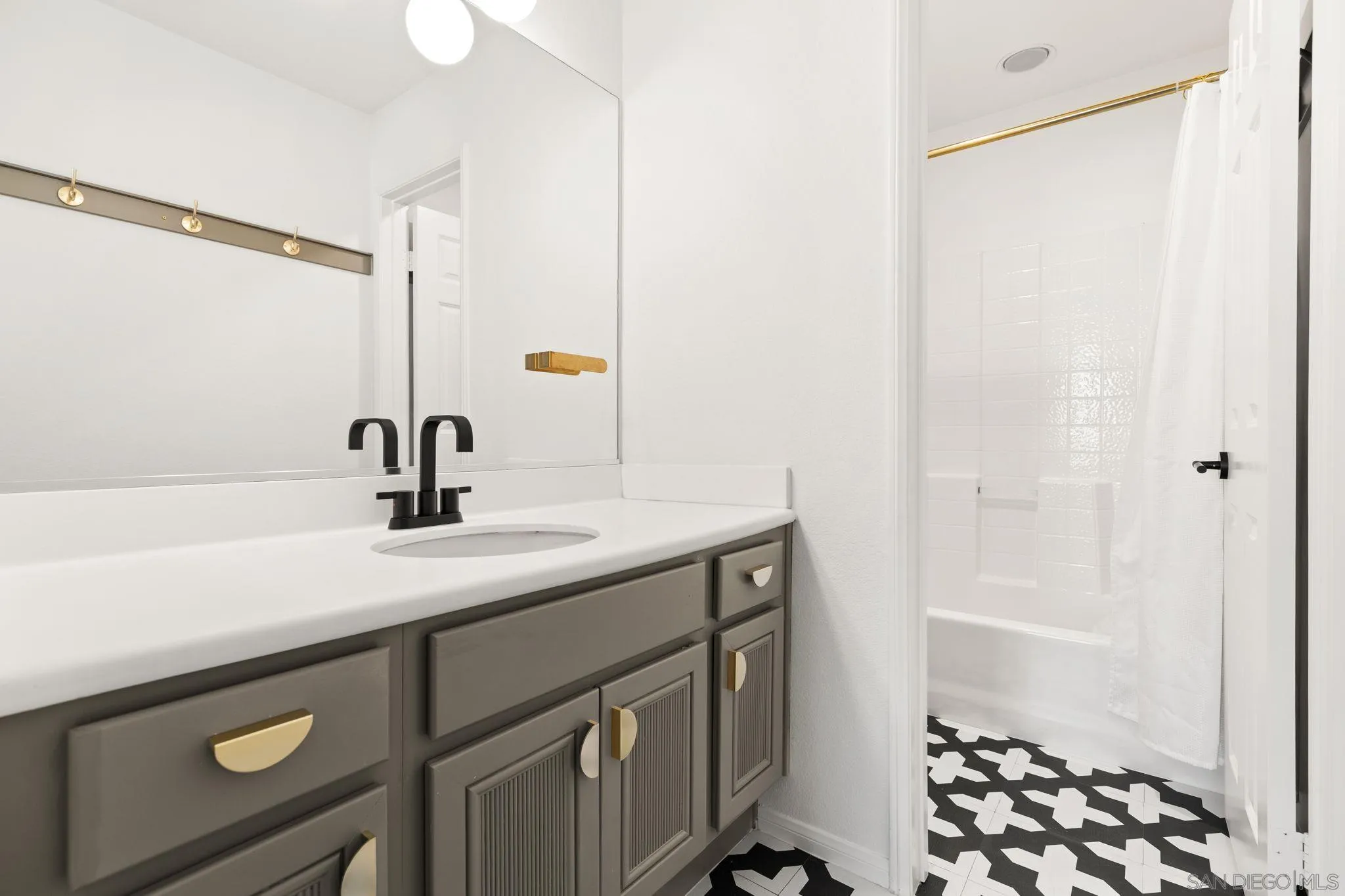 https://cdn.realtyfeed.com/cdn/127/250042296/200ab92610b621f13ff913b2e5dbbd6d.webp