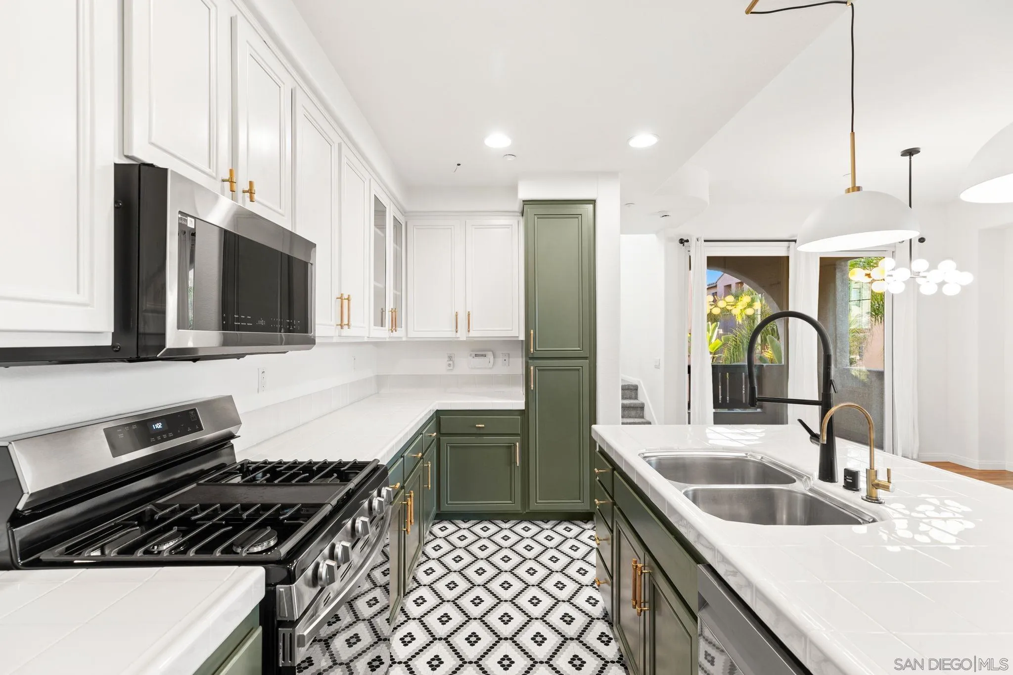 https://cdn.realtyfeed.com/cdn/127/250042296/dc5b49b1497fc50acb37db325234f3bf.webp