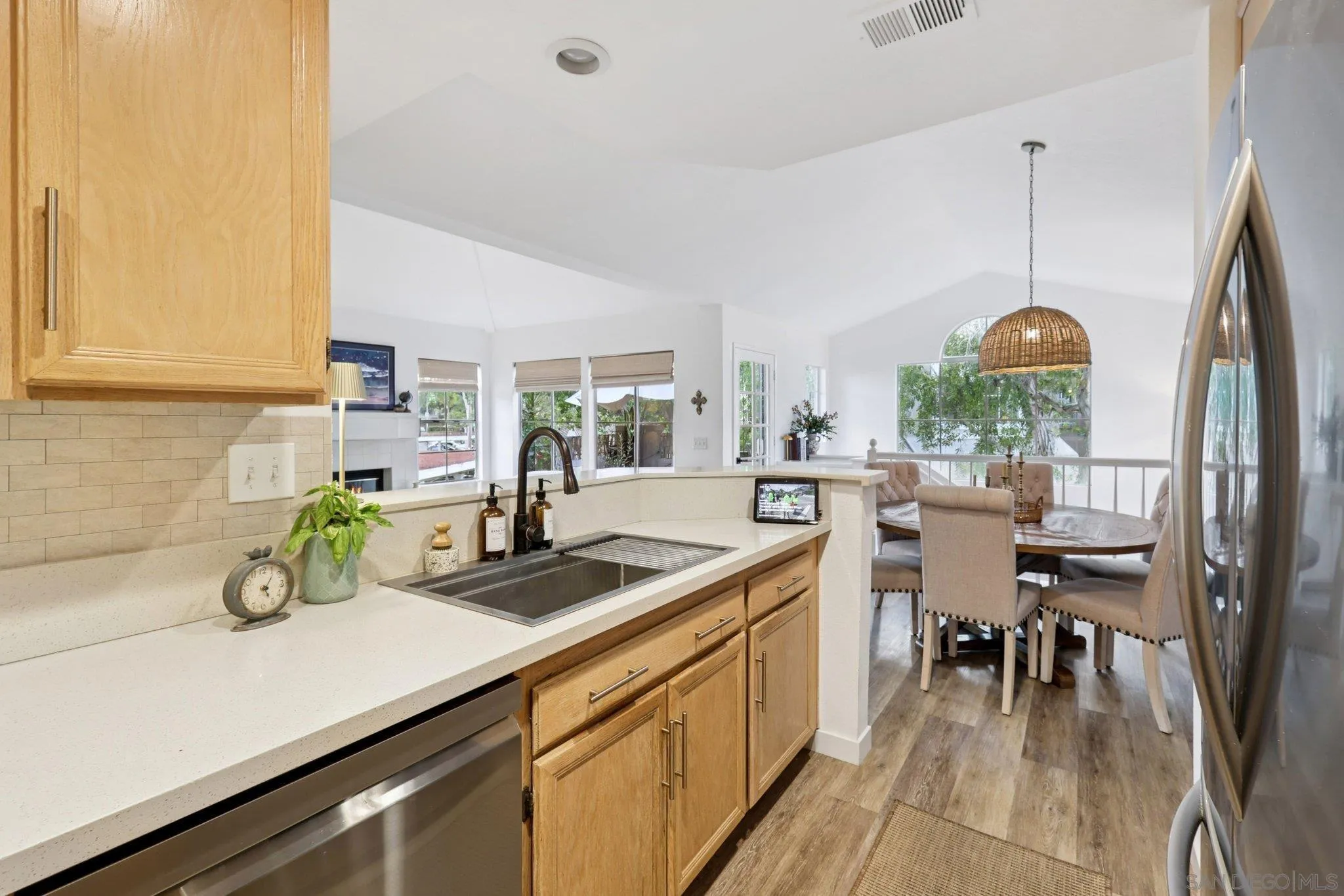 https://cdn.realtyfeed.com/cdn/127/250042299/b6d4b406712c66f1498f8e9f23b5543a.webp