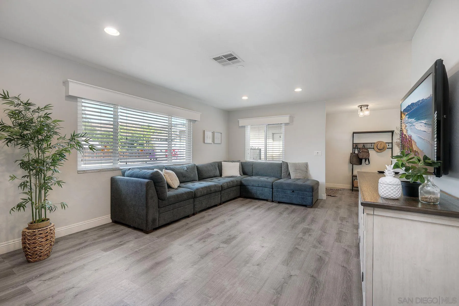 https://cdn.realtyfeed.com/cdn/127/250042307/32c6193b549482e2d4cb559b576c5d08.webp