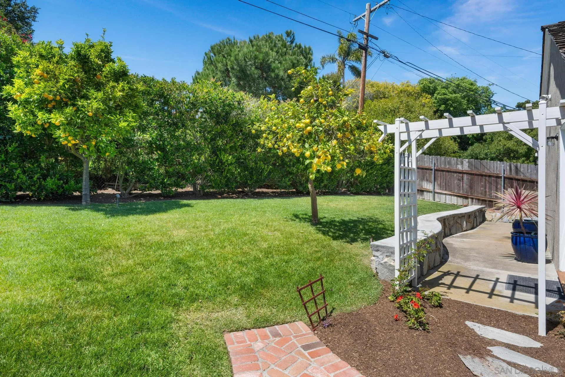 https://cdn.realtyfeed.com/cdn/127/250042351/f9c6c991941ce76197aad5ff3e51f4bd.webp