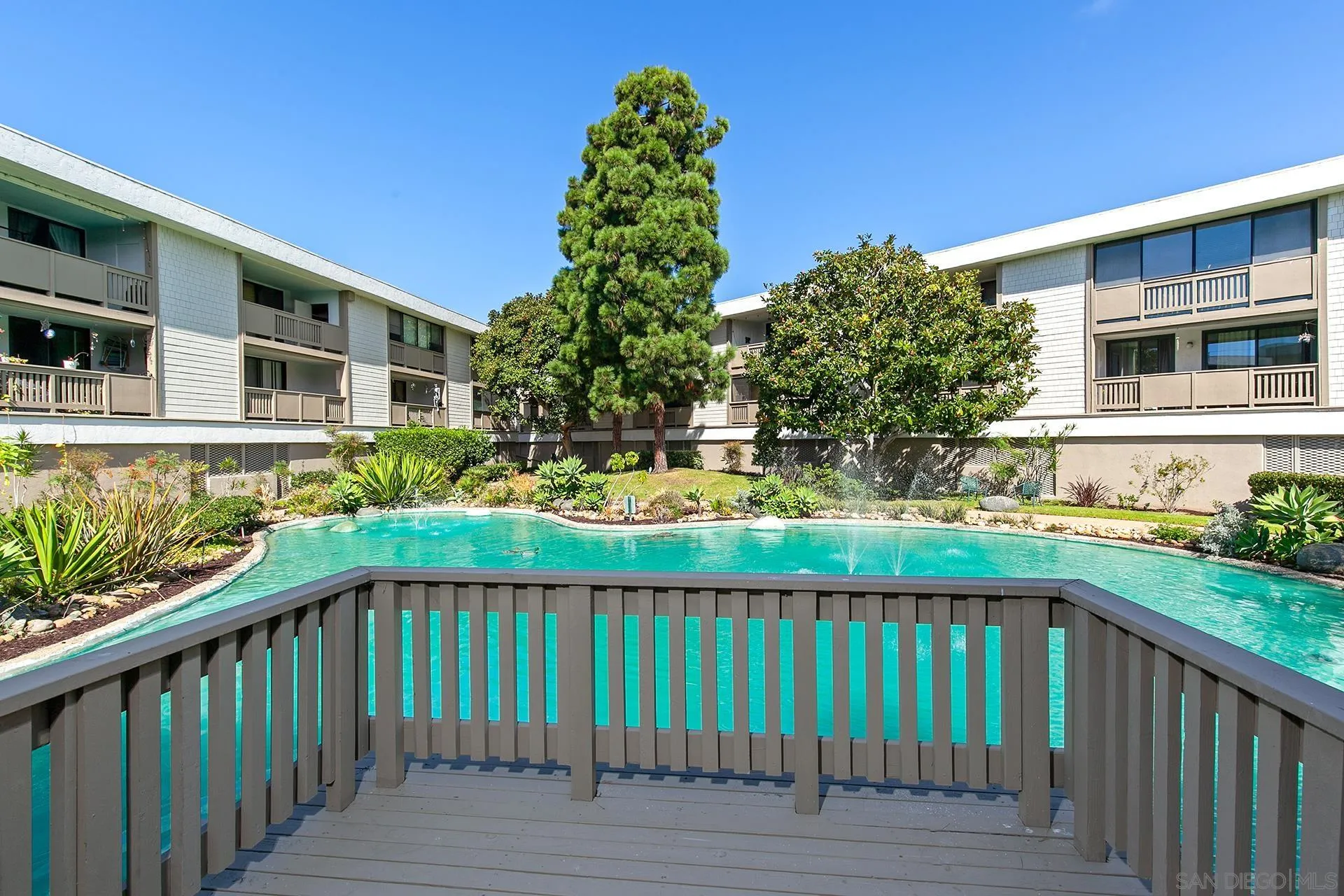 https://cdn.realtyfeed.com/cdn/127/250042354/17f196c9c33d5d2bbffc36b62951d8ec.webp