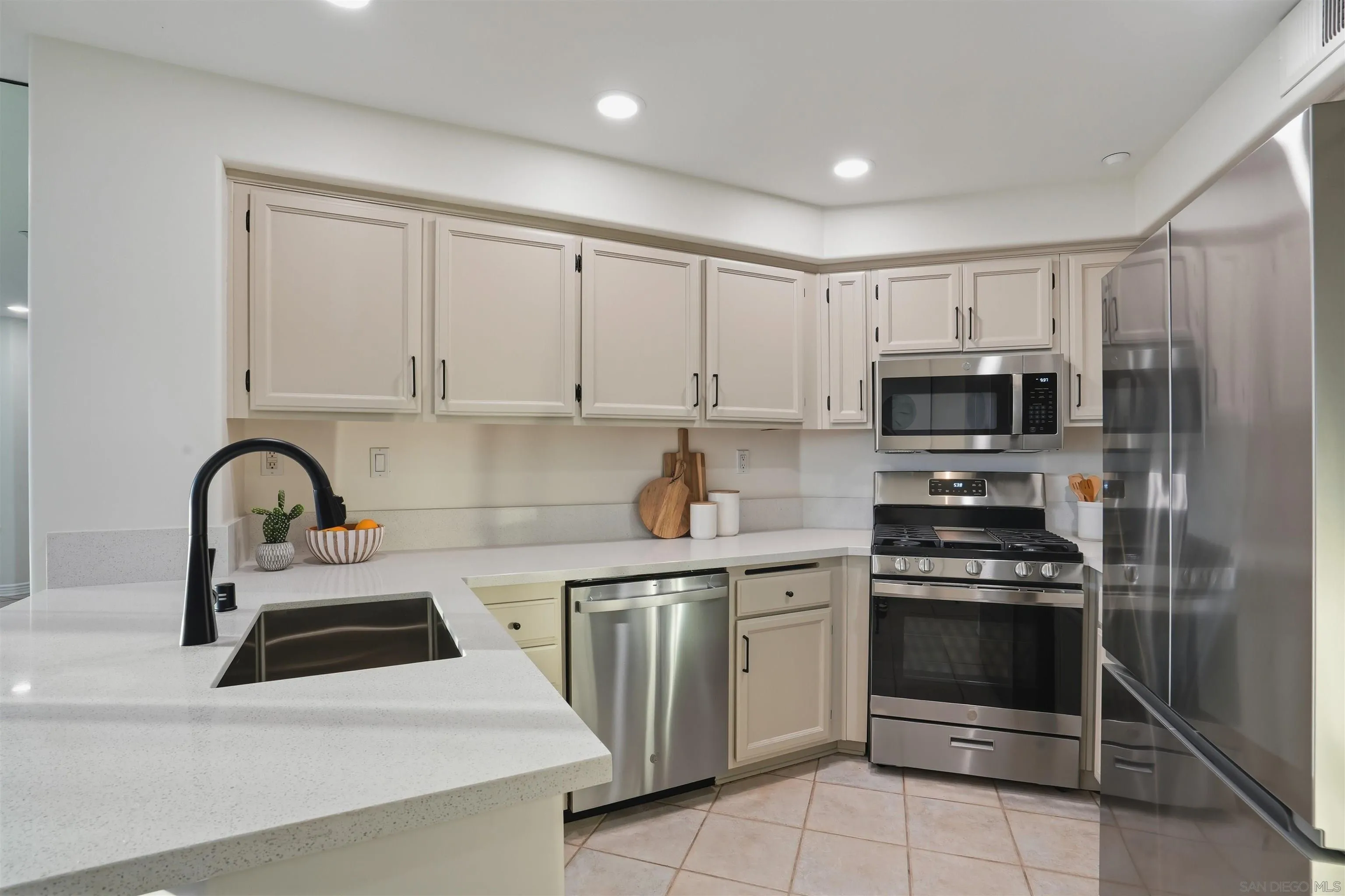 https://cdn.realtyfeed.com/cdn/127/250042367/00cbf9fc9b721dc1df008cc1fabc2cf6.webp