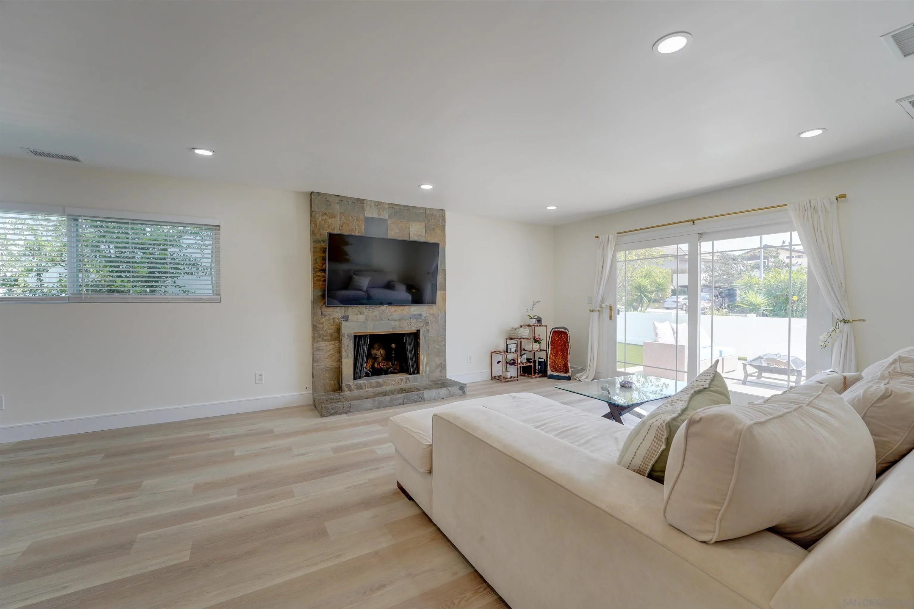 https://cdn.realtyfeed.com/cdn/127/250042382/c70e7d352d4f0e2b854fd8a5b707b06b.webp