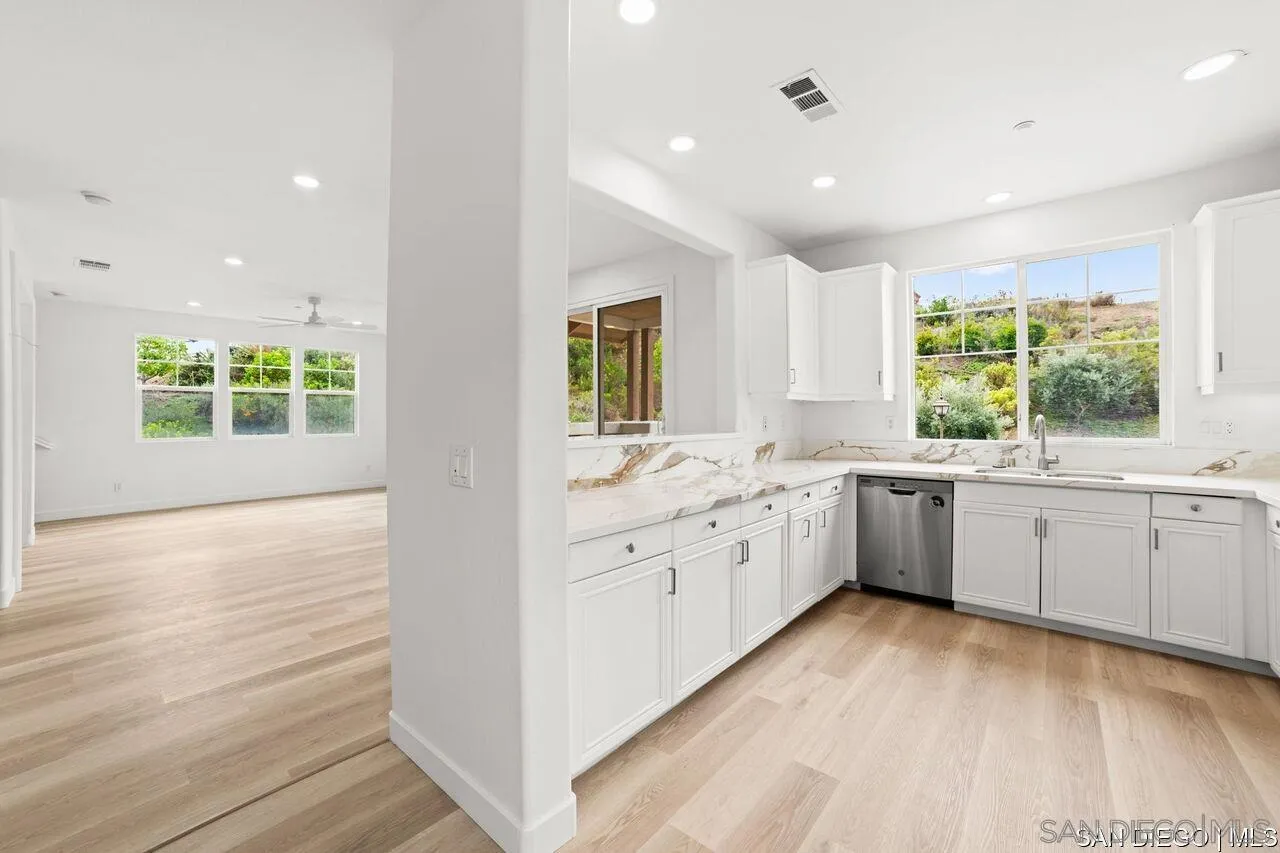 https://cdn.realtyfeed.com/cdn/127/250042412/32eb5216f3a91a7cf08f9045113877c1.webp