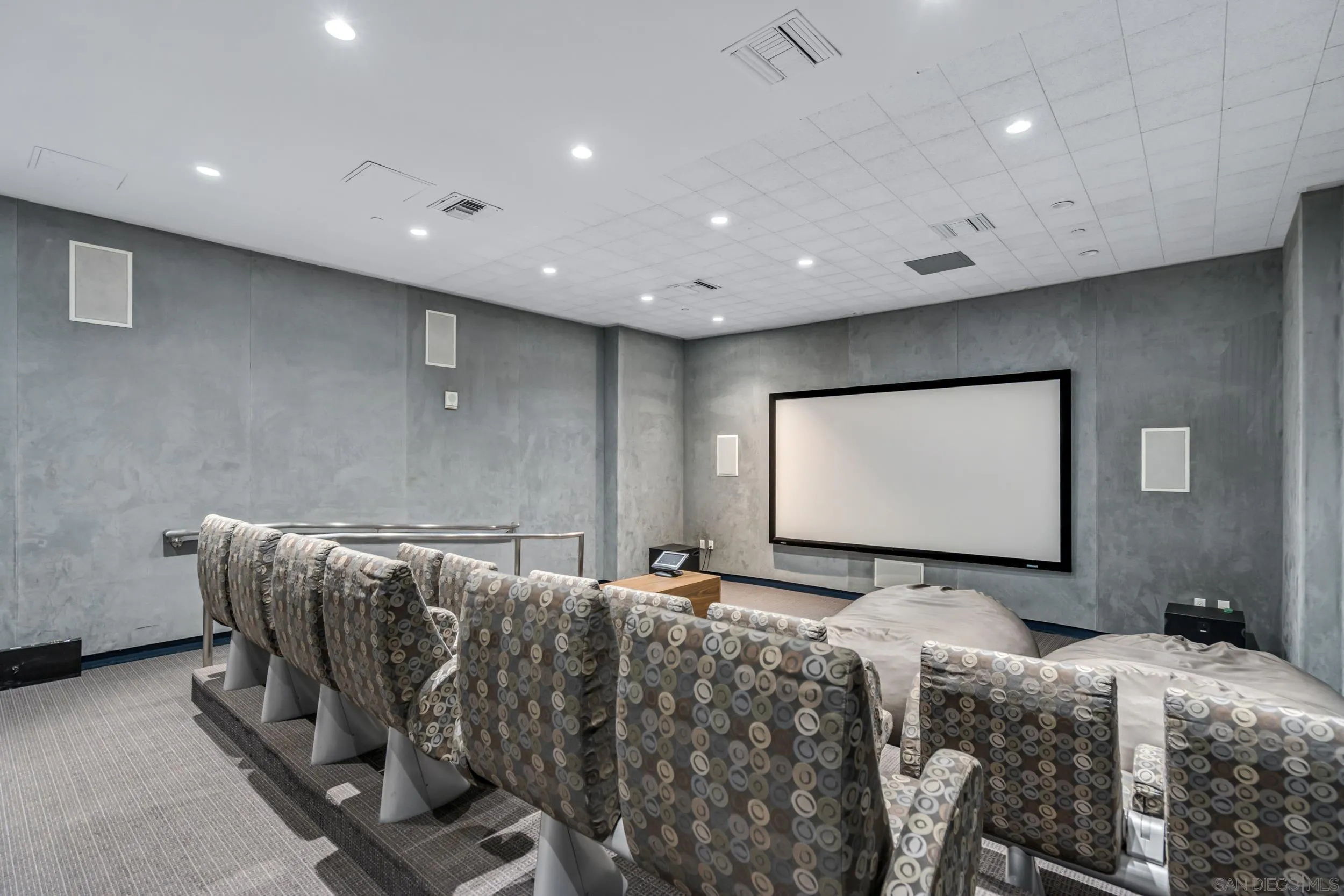 https://cdn.realtyfeed.com/cdn/127/250042419/c9647d57feea26f9d1bc2e3f2f67f79d.webp