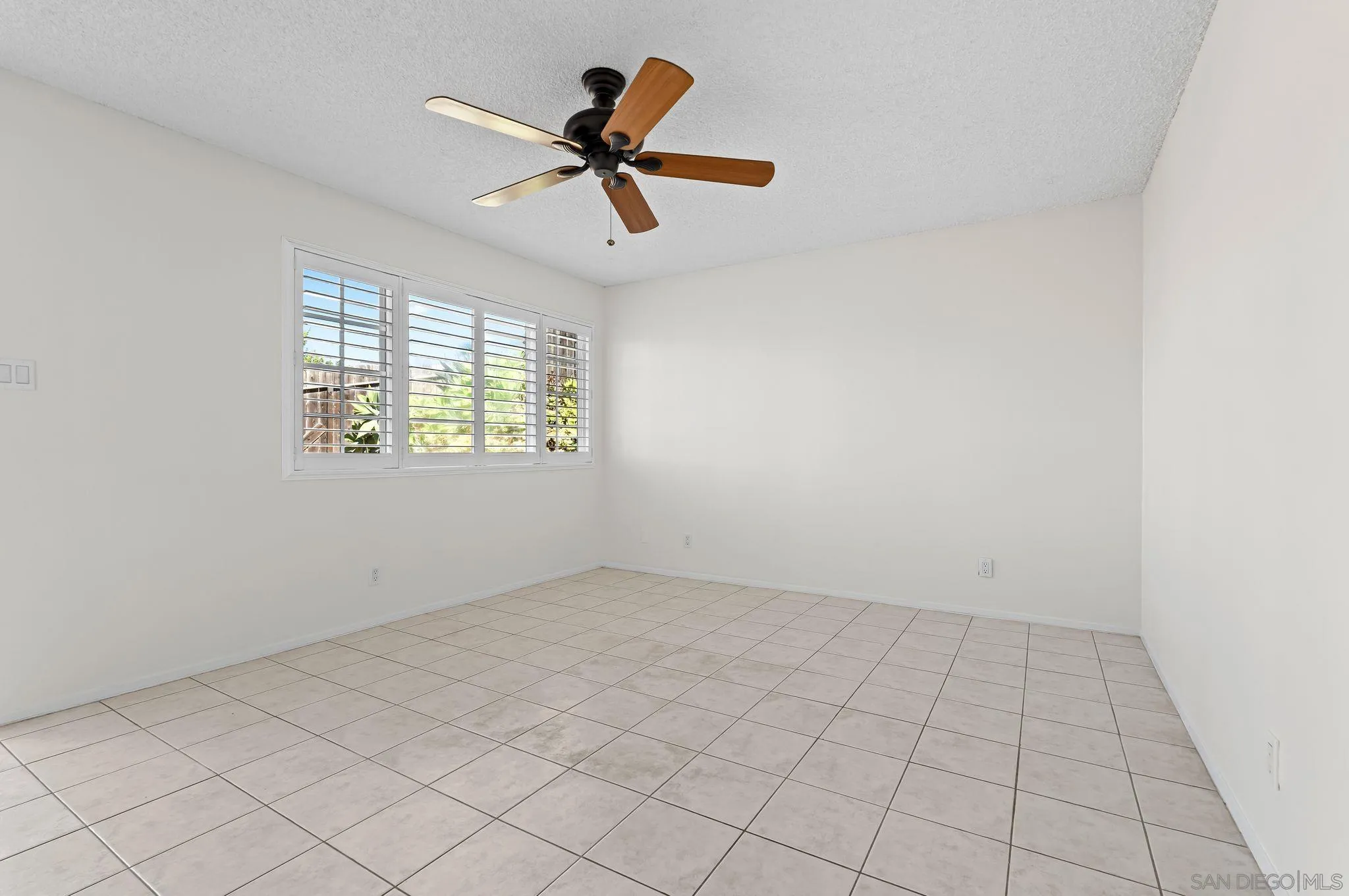 https://cdn.realtyfeed.com/cdn/127/250042421/7fb6ef2804c73543a031d366e920ed3c.webp