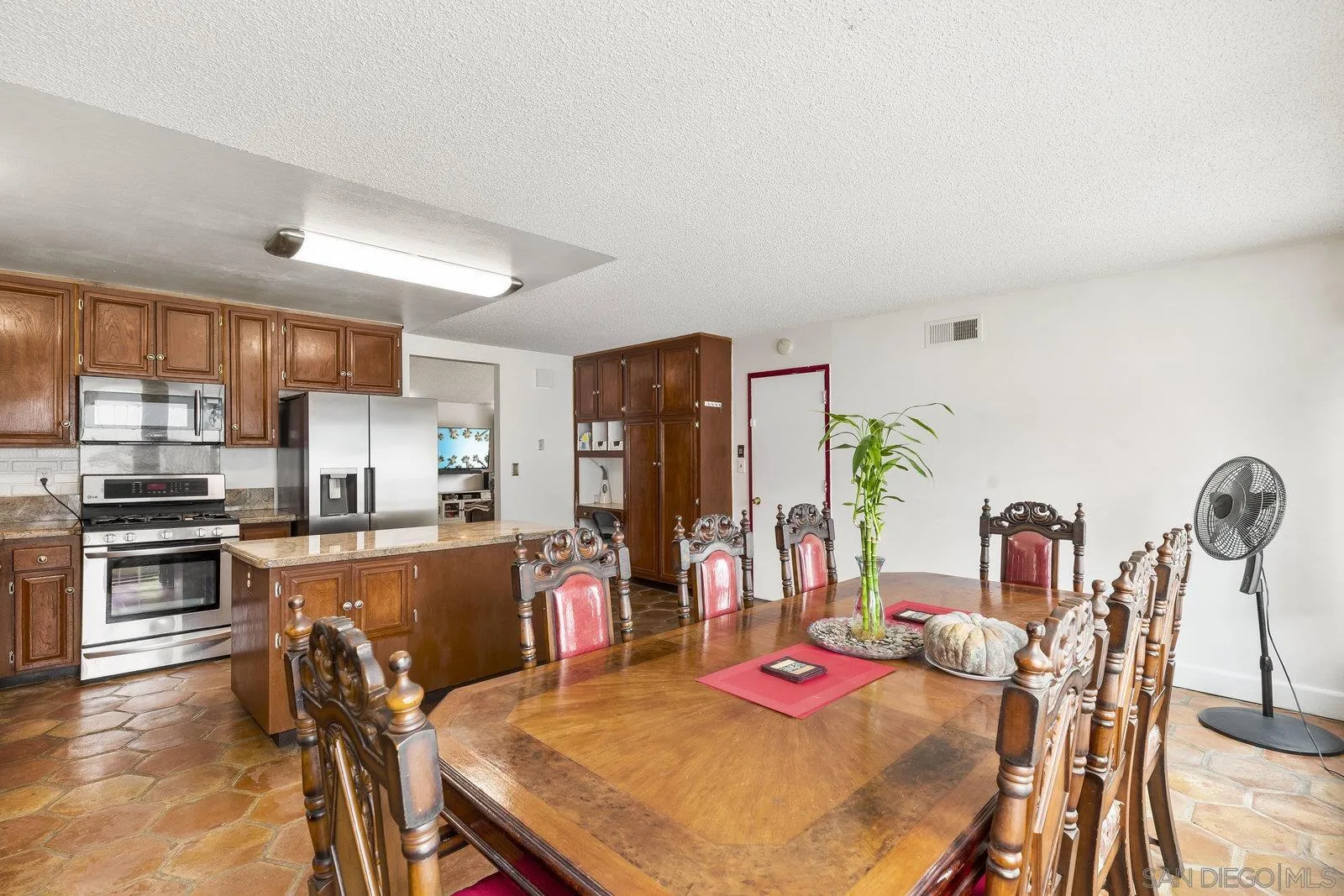 https://cdn.realtyfeed.com/cdn/127/250042430/4c6b0c8b3d3a281bb23748fd31928bd9.webp