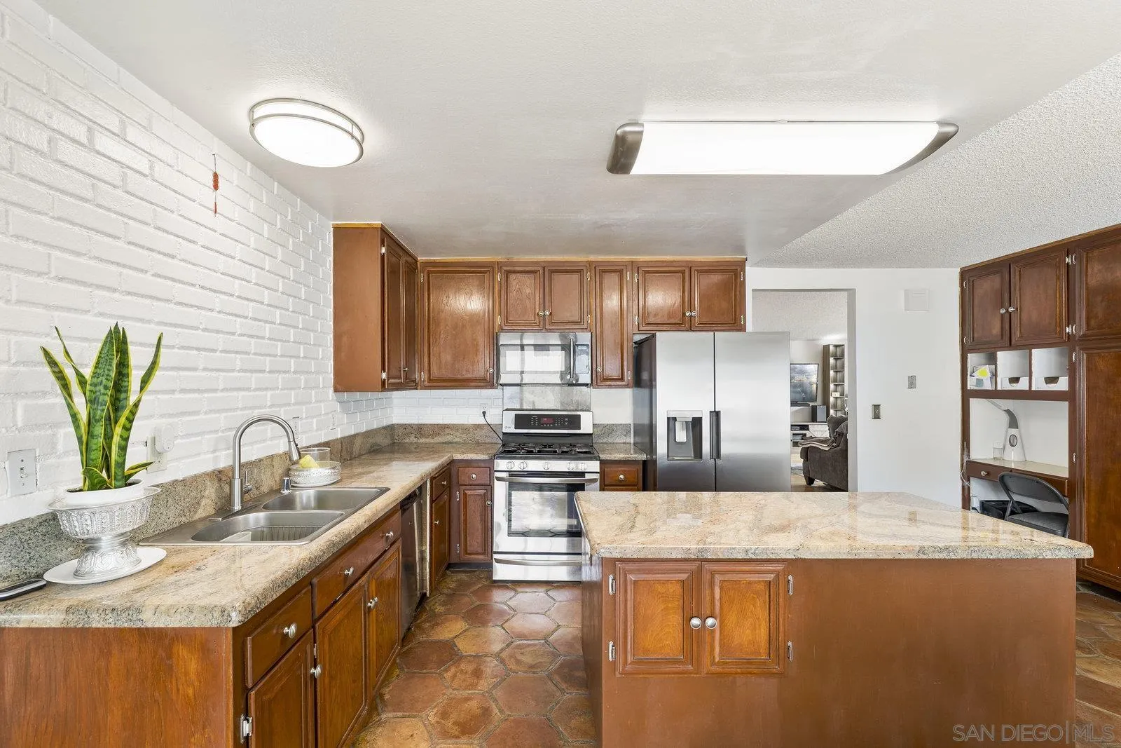 https://cdn.realtyfeed.com/cdn/127/250042430/6727612c9124f8b7789e40b6e9ea2917.webp
