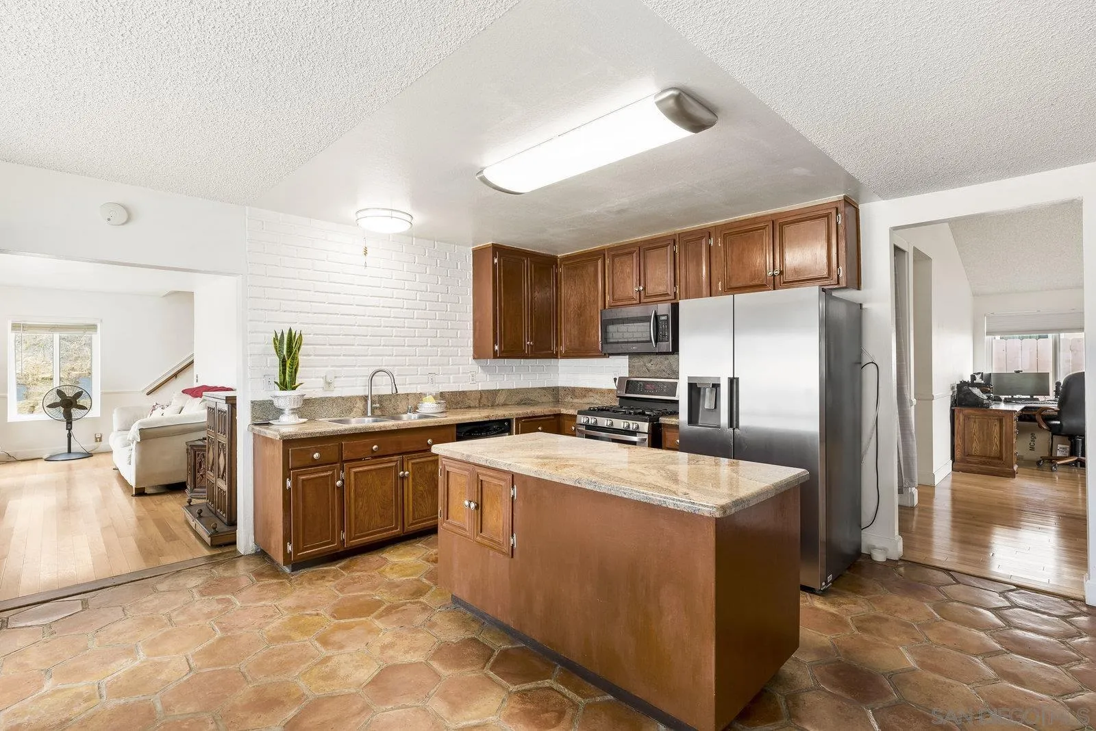 https://cdn.realtyfeed.com/cdn/127/250042430/68da60cd7b336098d622d86fe7ea4b94.webp
