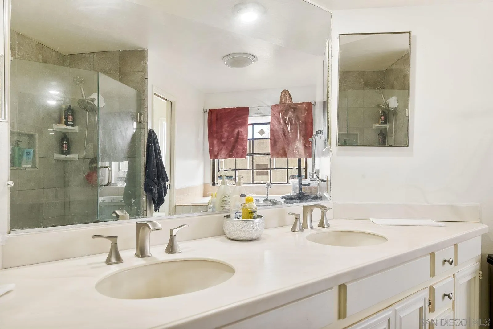 https://cdn.realtyfeed.com/cdn/127/250042430/9e133e6e3f5ae4a9a4c118e231d6fefb.webp