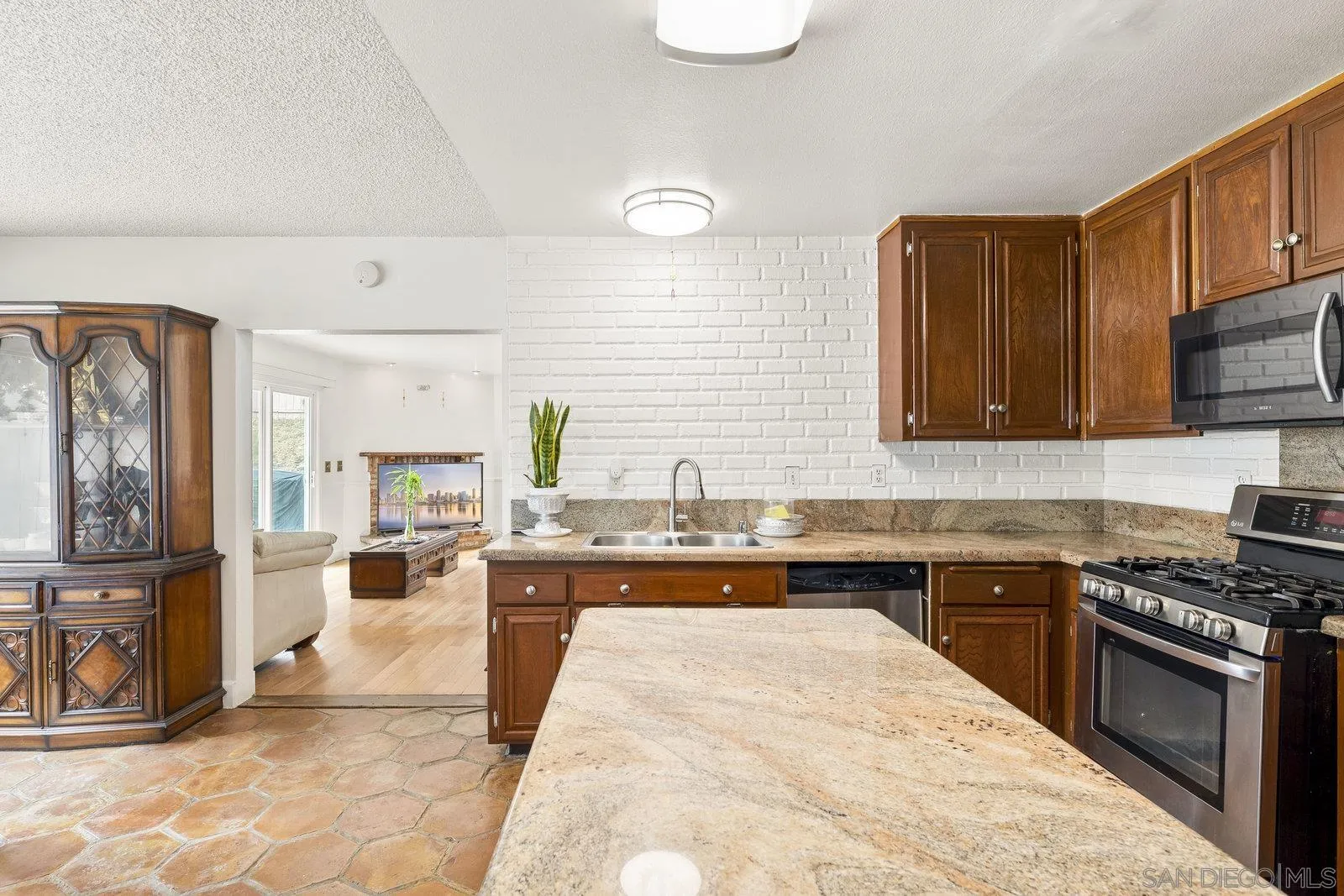 https://cdn.realtyfeed.com/cdn/127/250042430/d47c74e9a9614f3d0bdae49e489966a9.webp